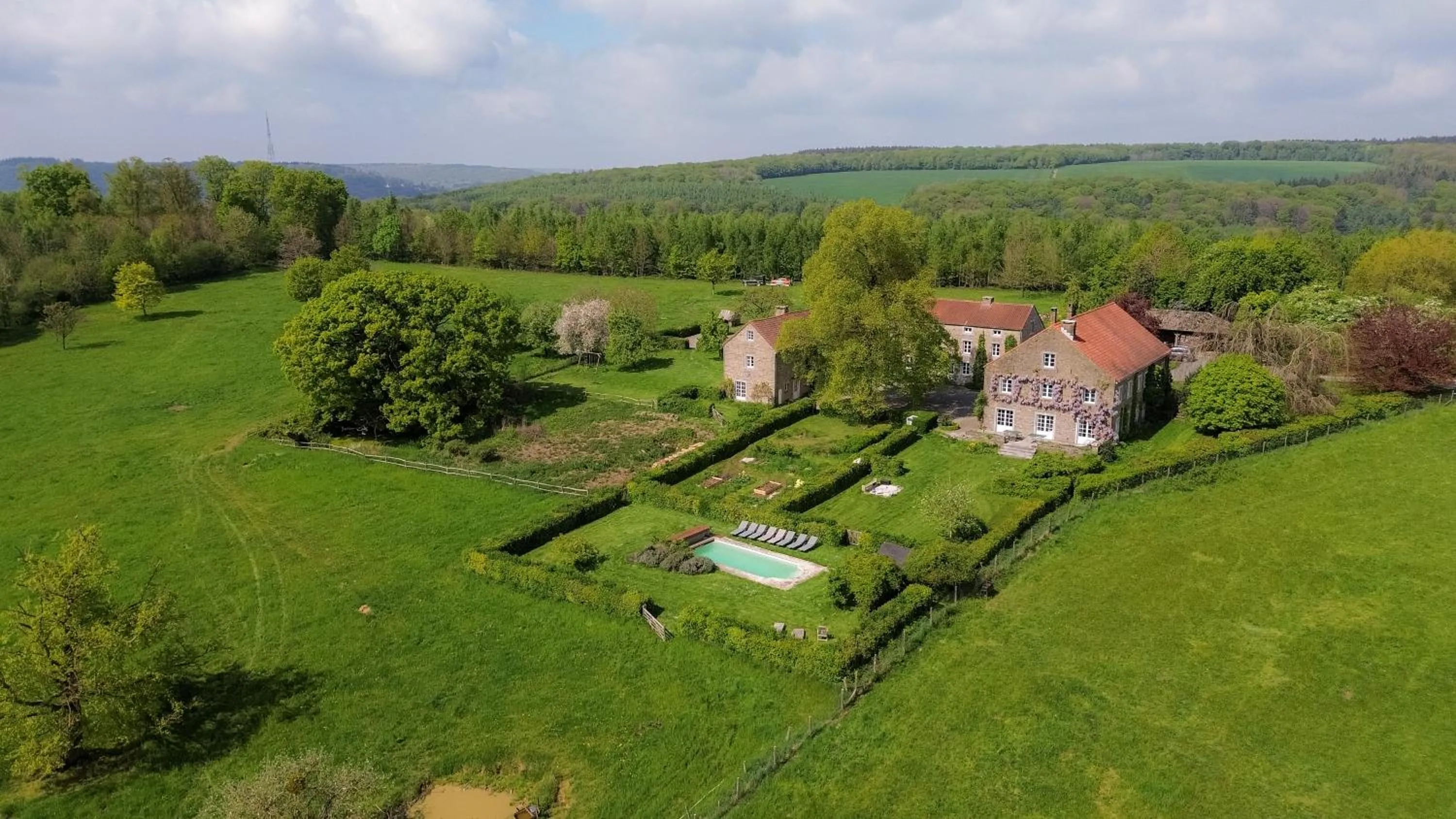 Ferme de l'Airbois - gites 12pers et 14pers