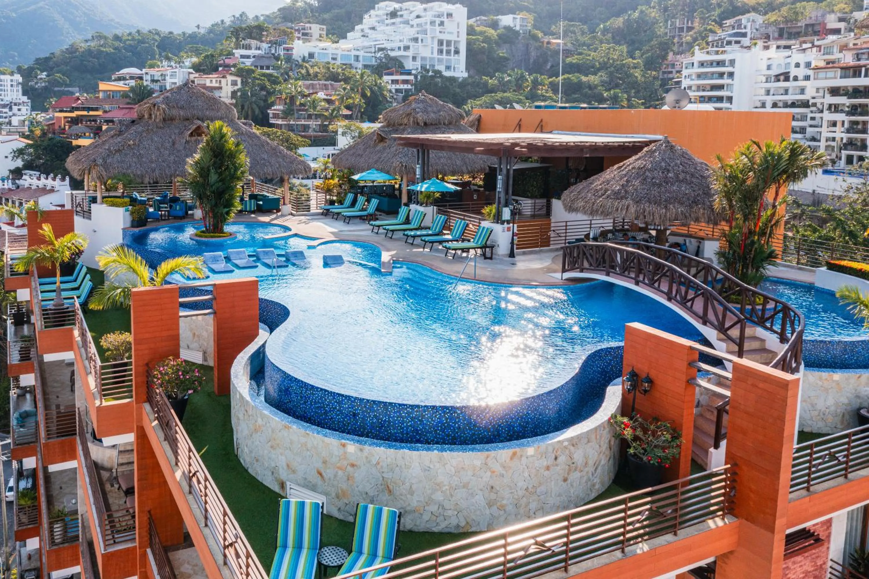 Swimming pool in Pinnacle Resorts 220