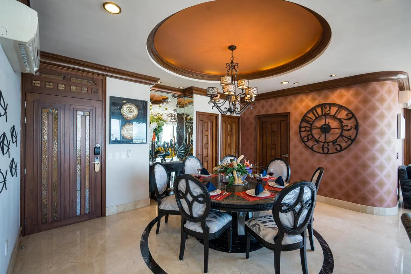 Dining area in Pinnacle Resorts 220