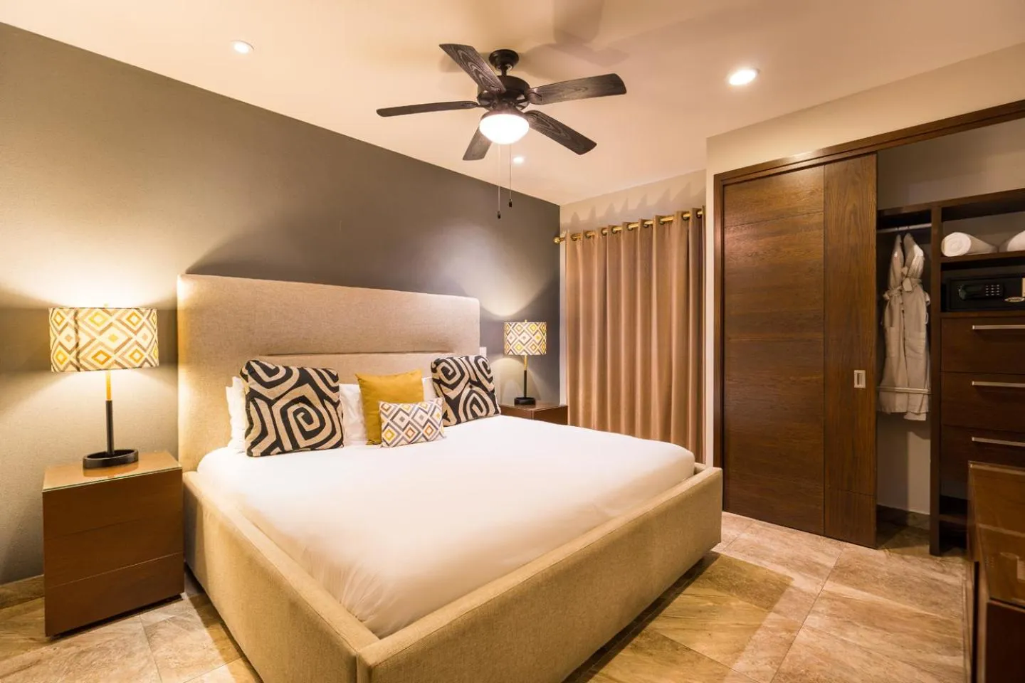 Bedroom, Bed in Pinnacle Resorts 220