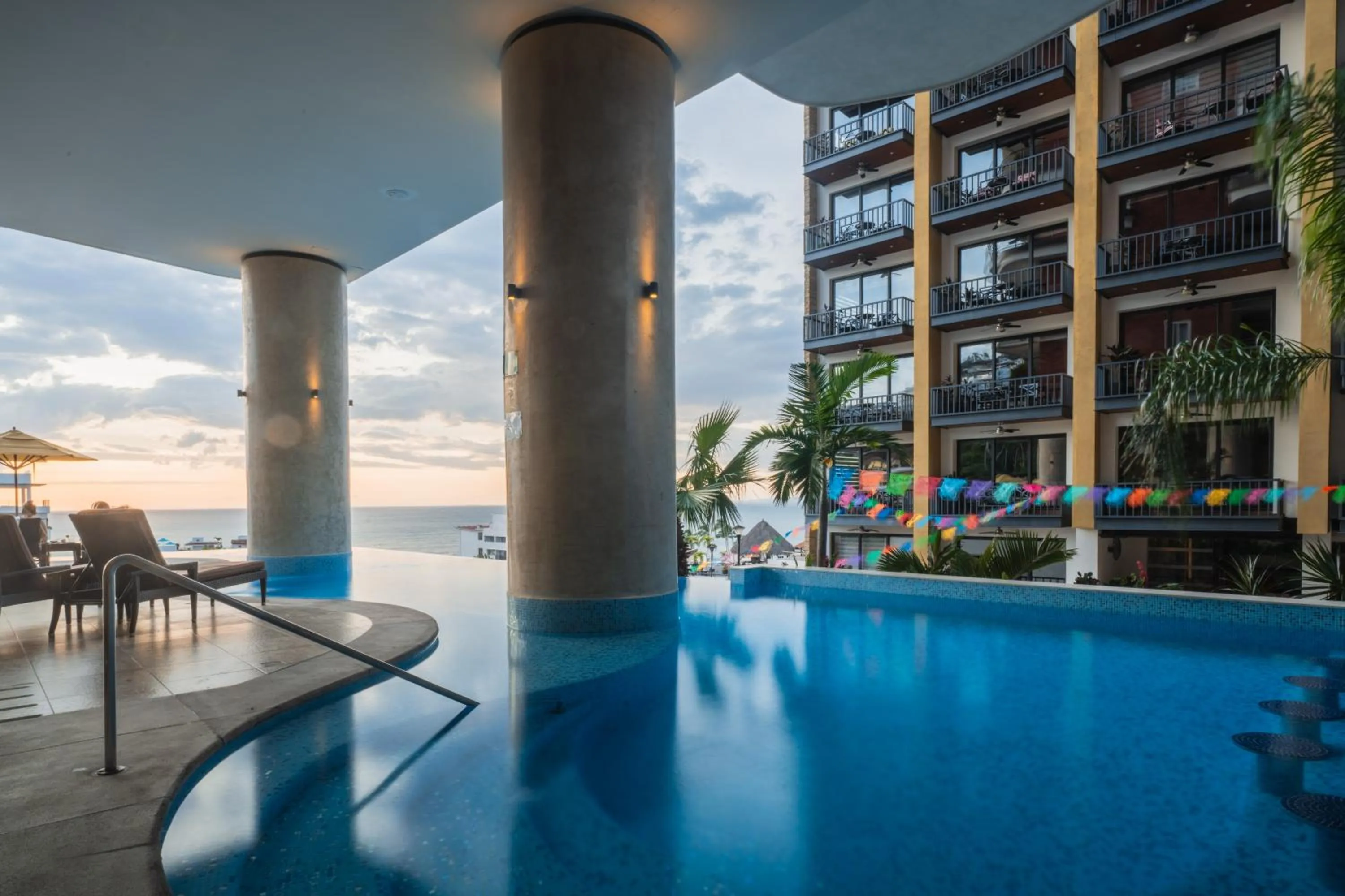 Lounge or bar in Pinnacle Resorts 180