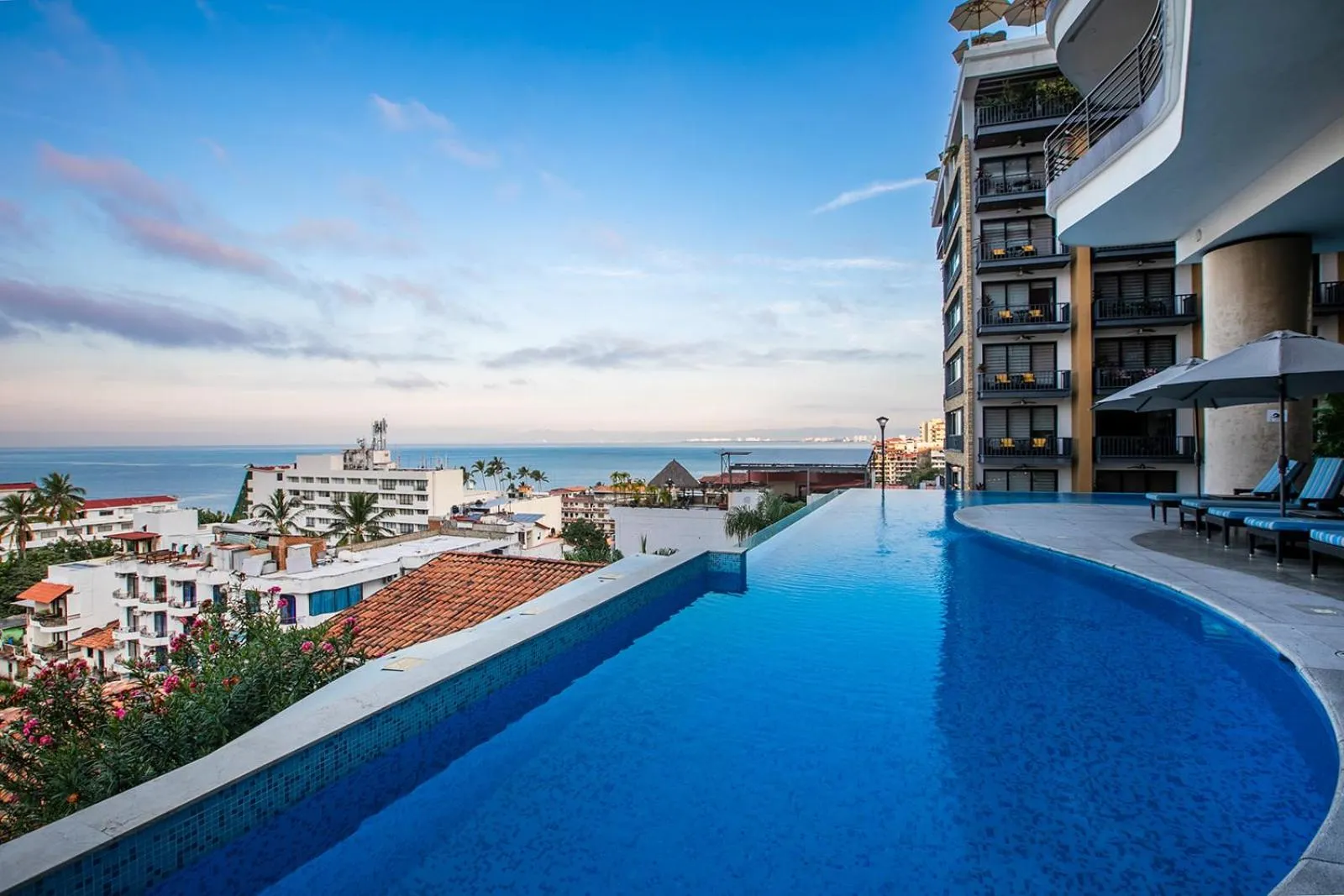 Swimming pool in Pinnacle Resorts 180