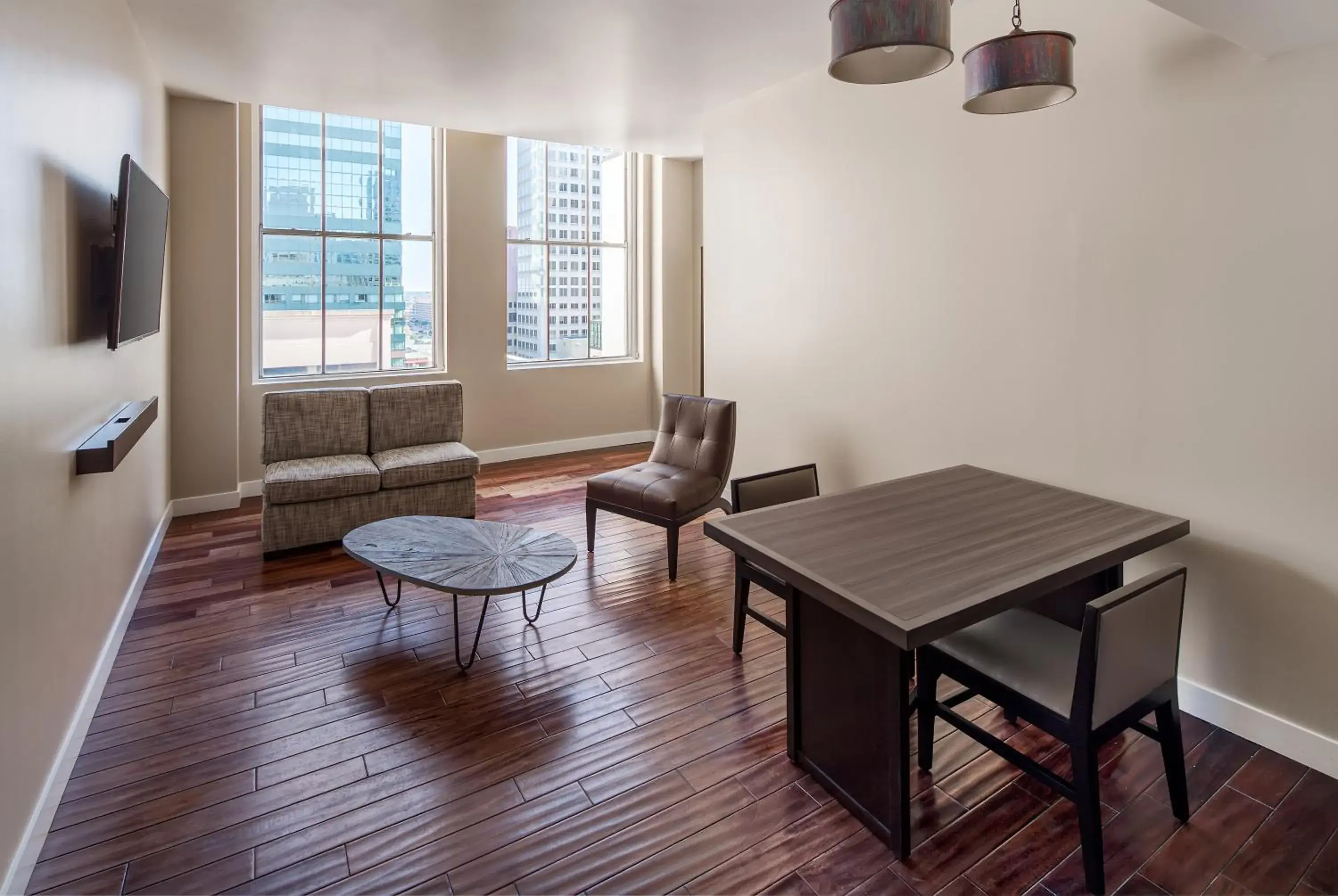 TV and multimedia, Dining Area in Hotel RL Baltimore Inner Harbor