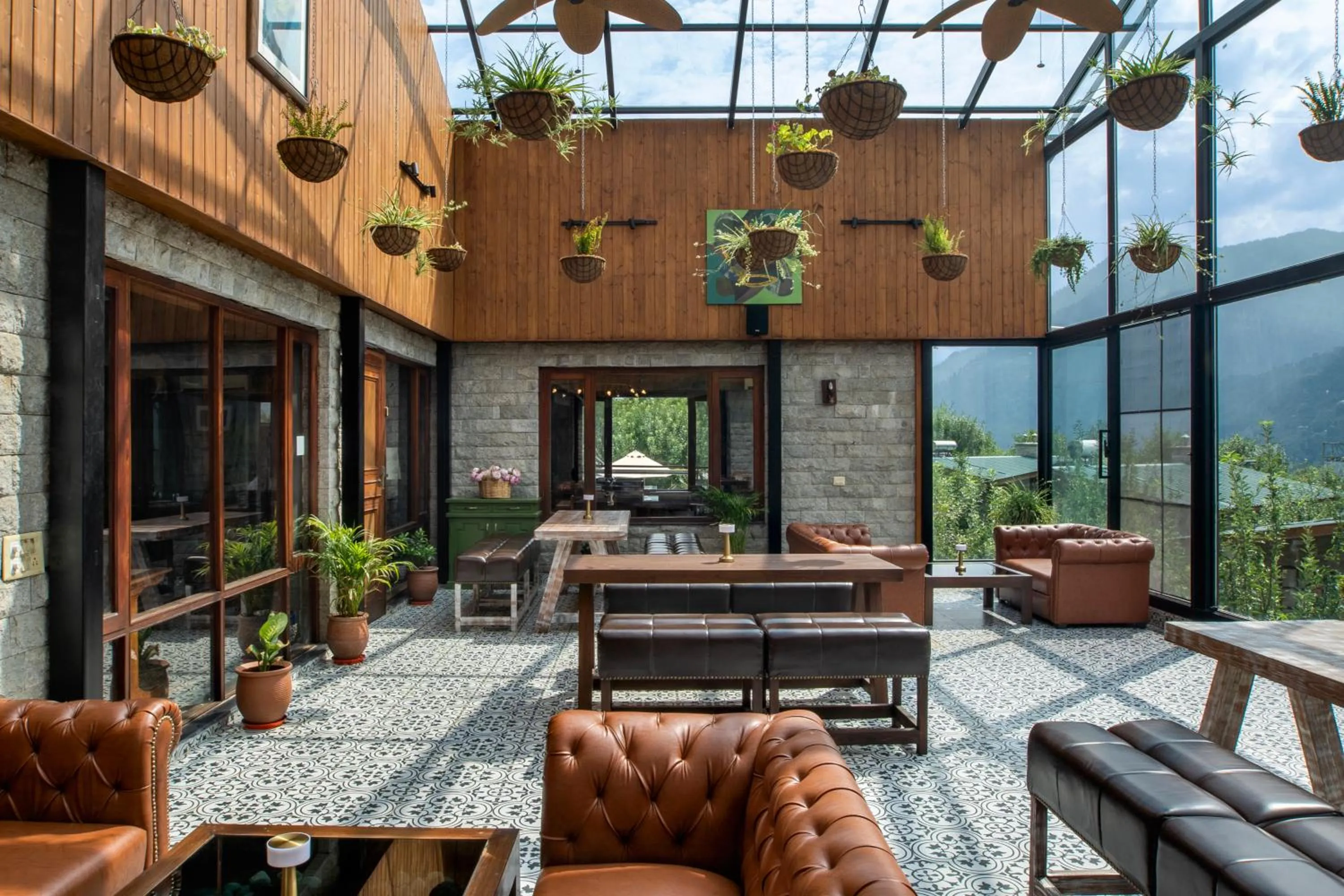 Lounge or bar in Larisa Resort Manali