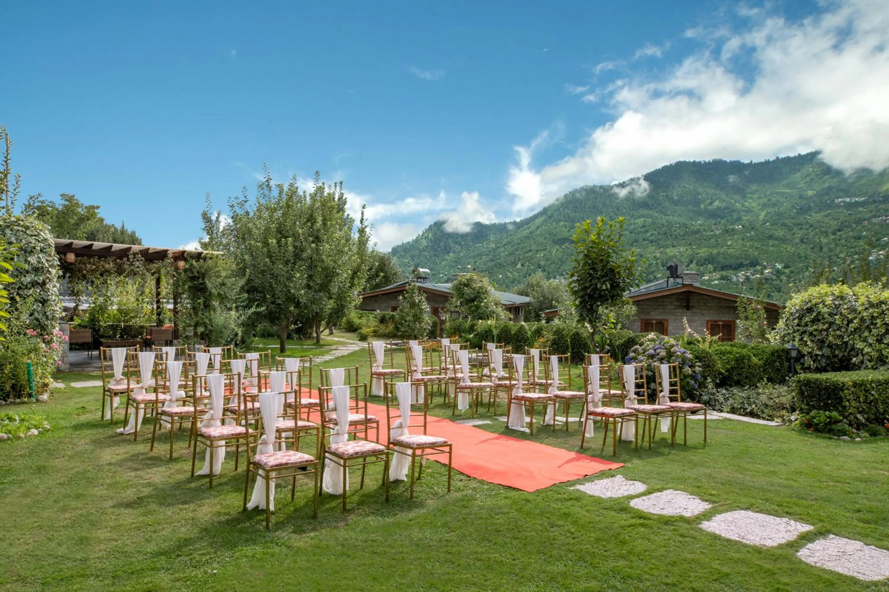 Banquet/Function facilities in Larisa Resort Manali