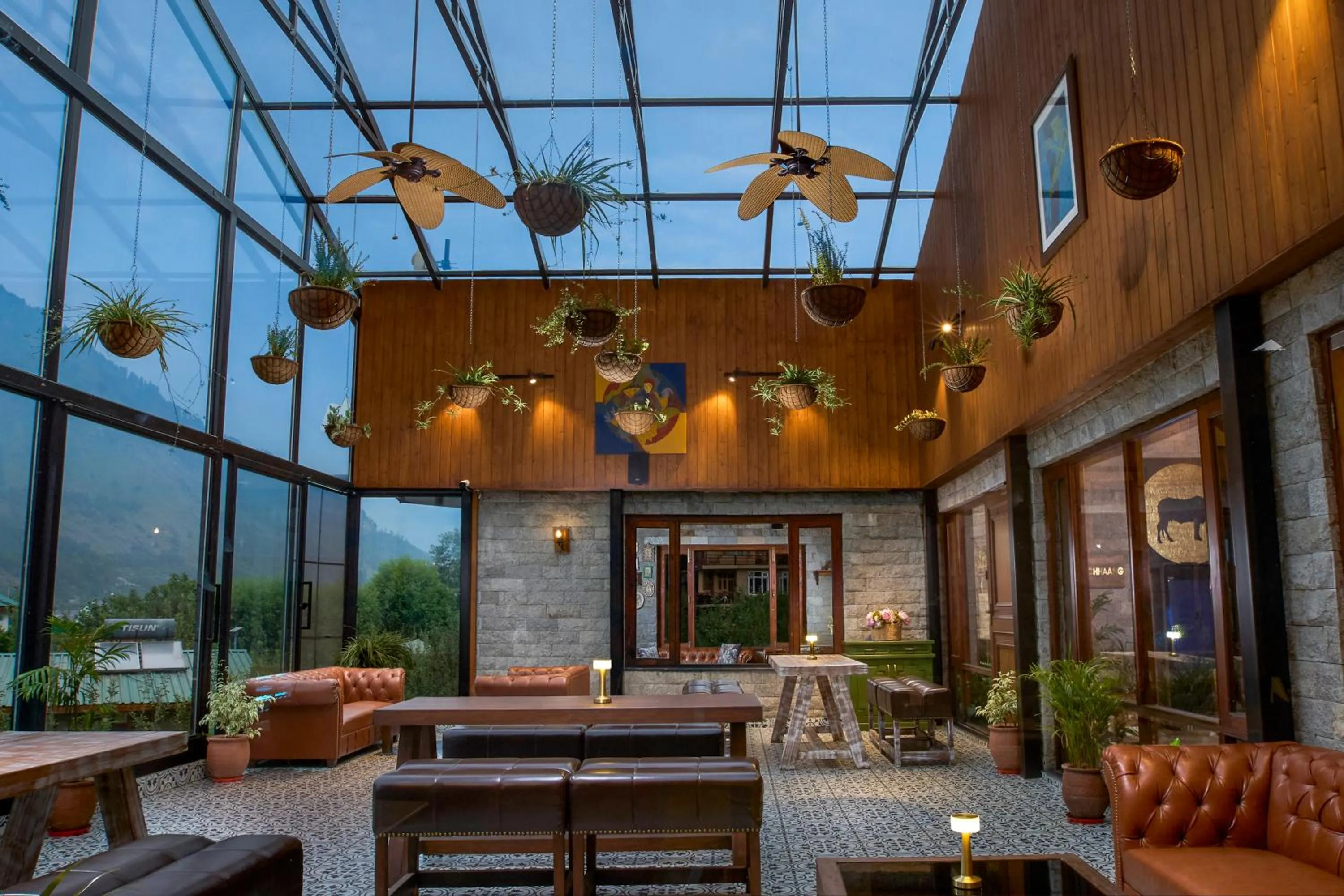 Lounge or bar in Larisa Resort Manali