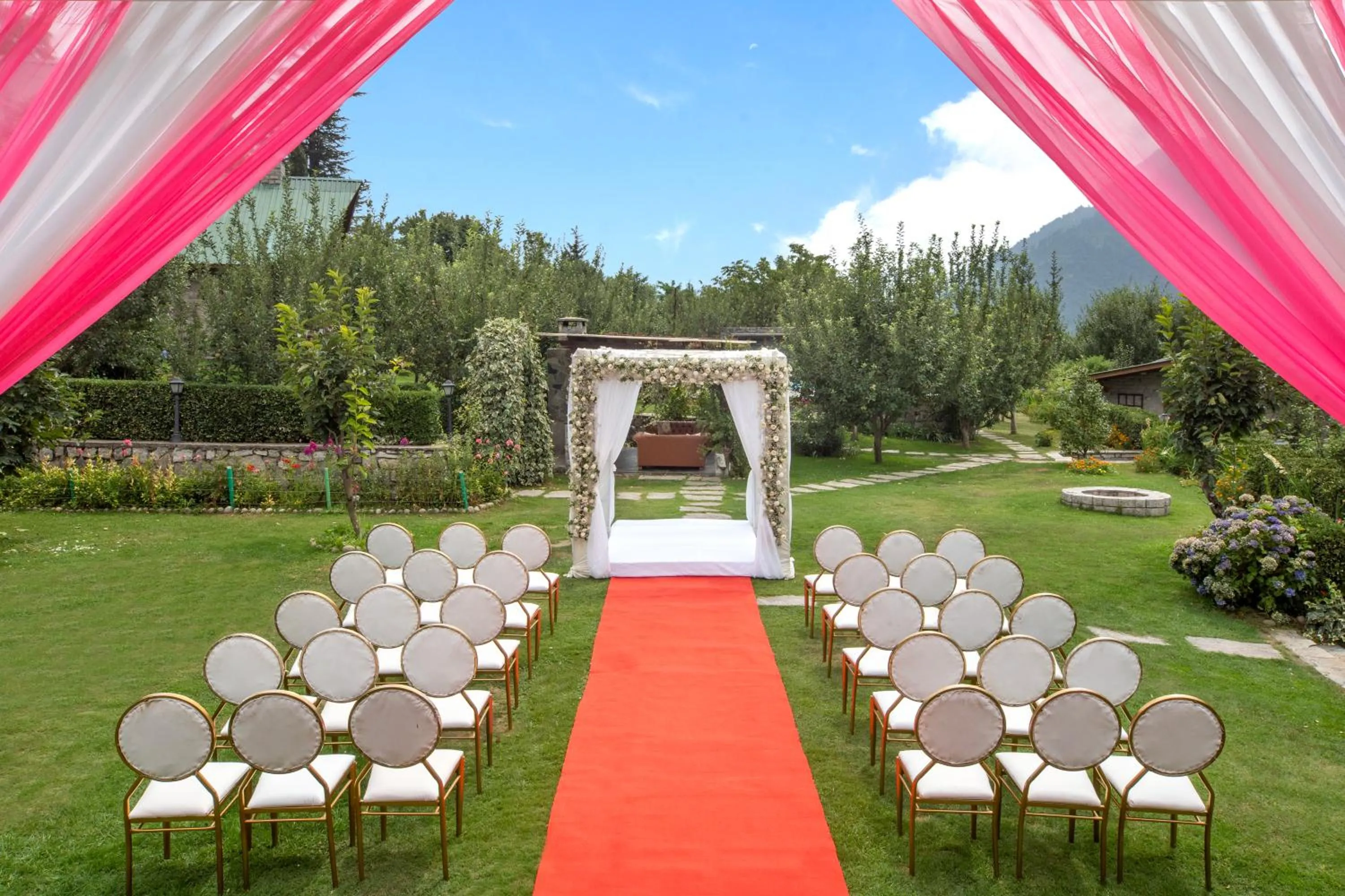 Banquet/Function facilities in Larisa Resort Manali