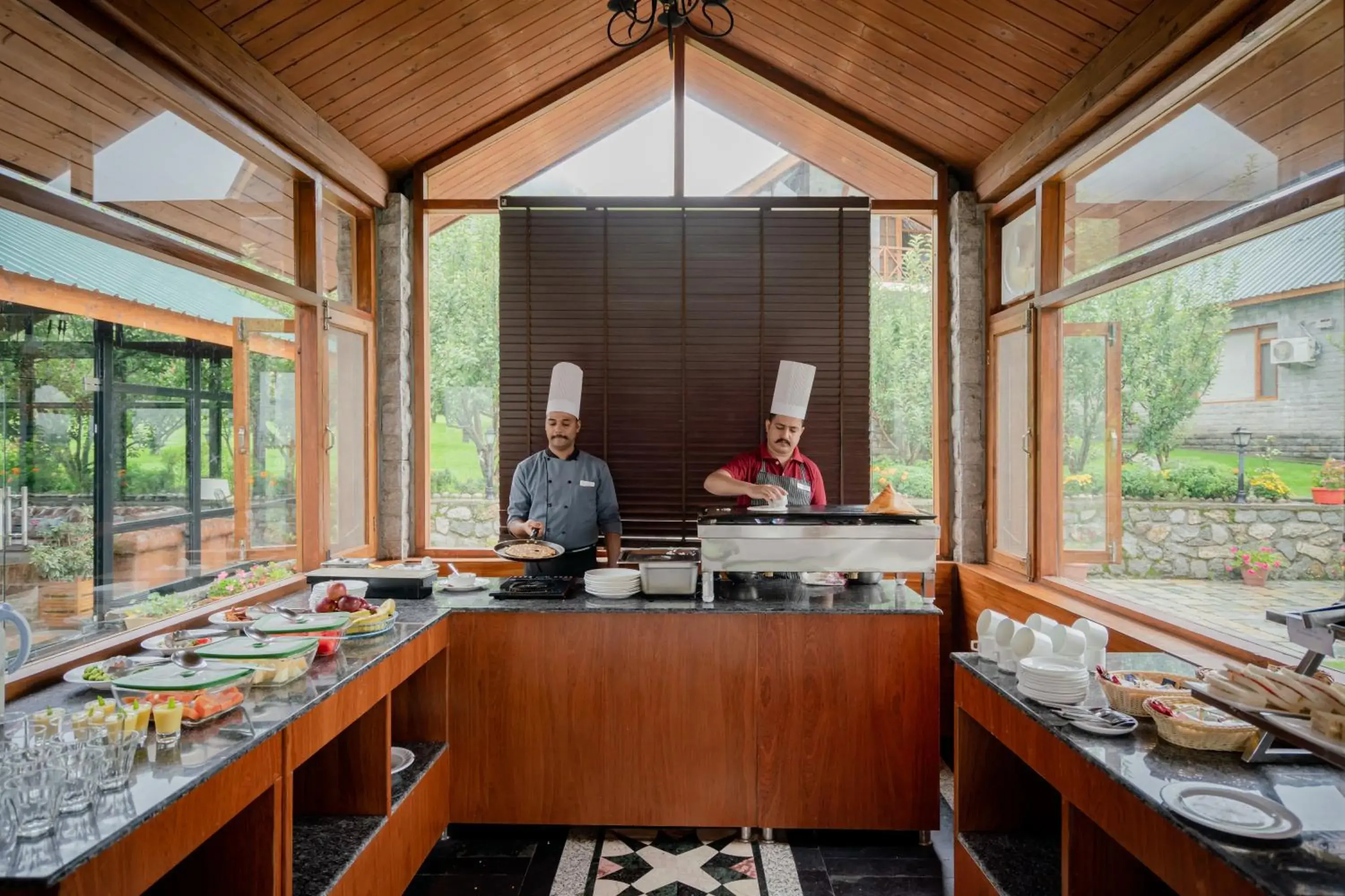 Restaurant/places to eat in Larisa Resort Manali Restaurant/places to eat in Larisa Resort Manali