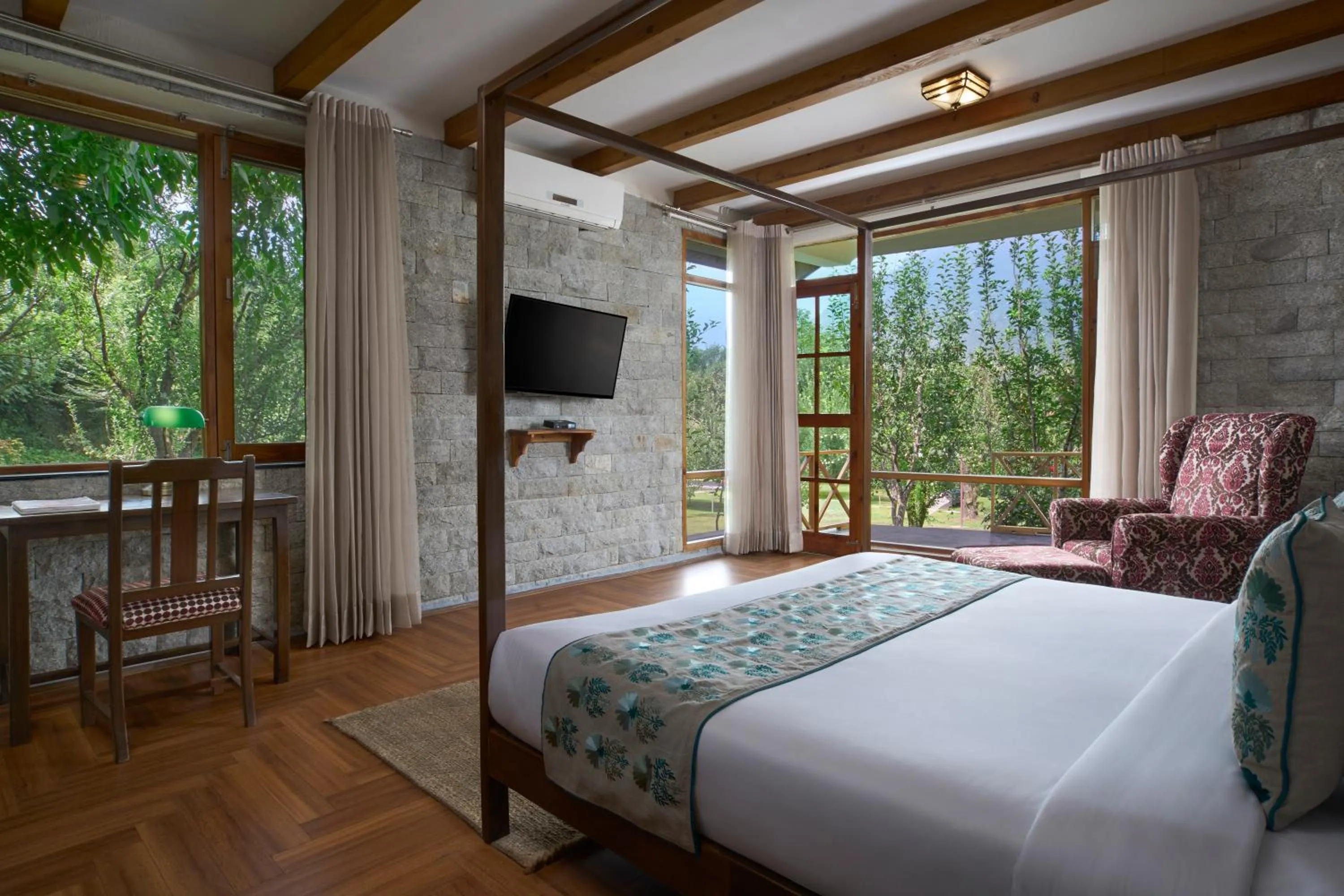 Garden, Bed in Larisa Resort Manali