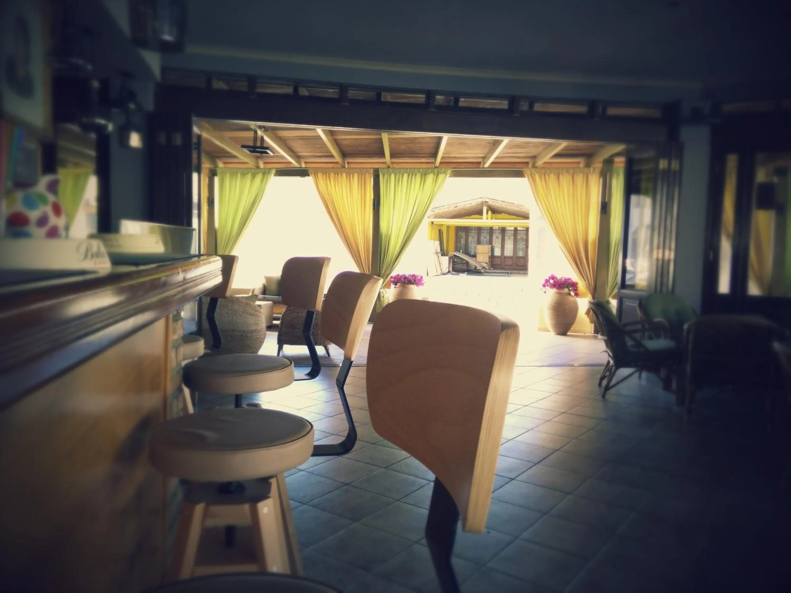 Restaurant/places to eat in Tondoris Apartments