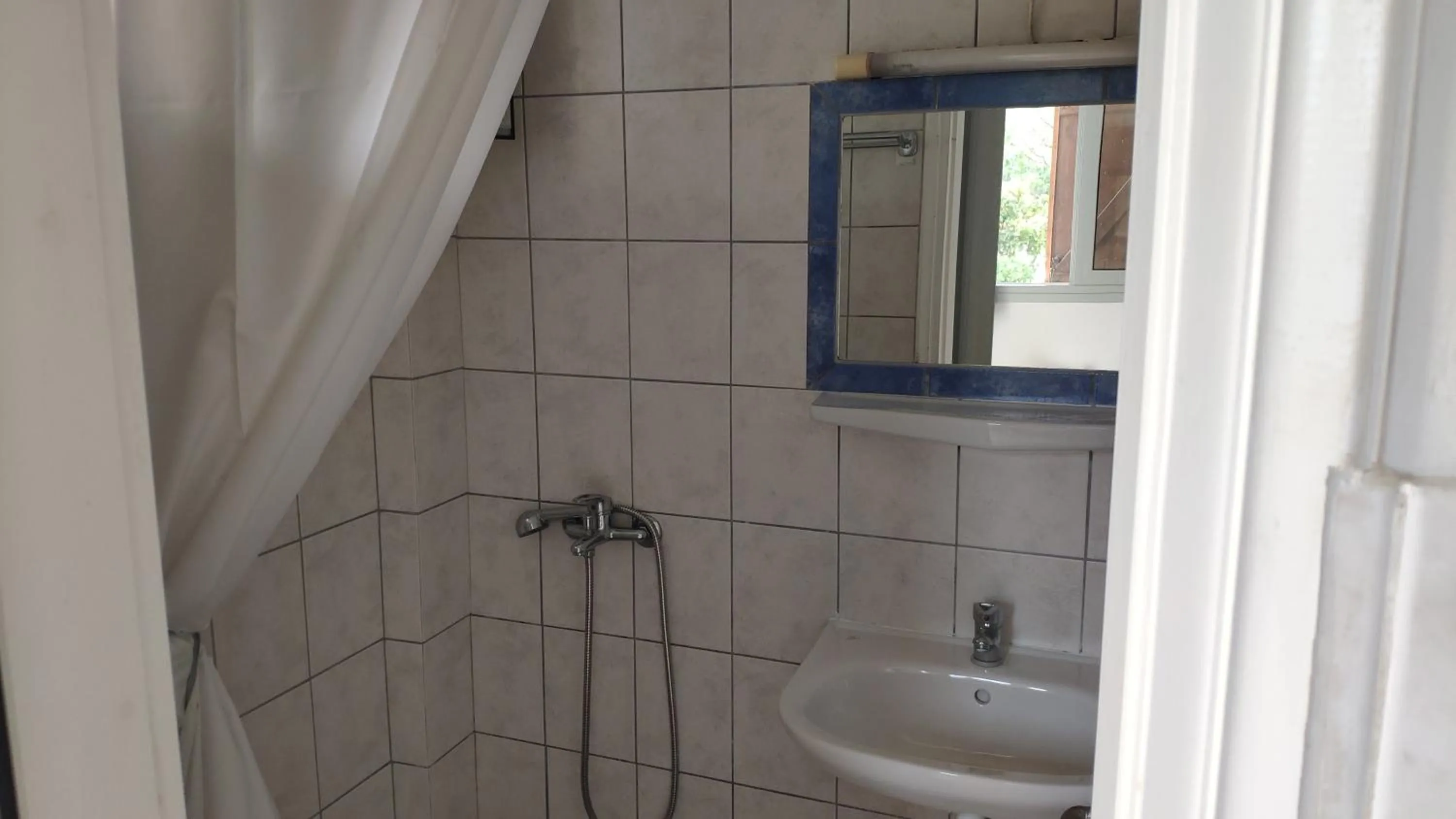 Shower in Tondoris Apartments