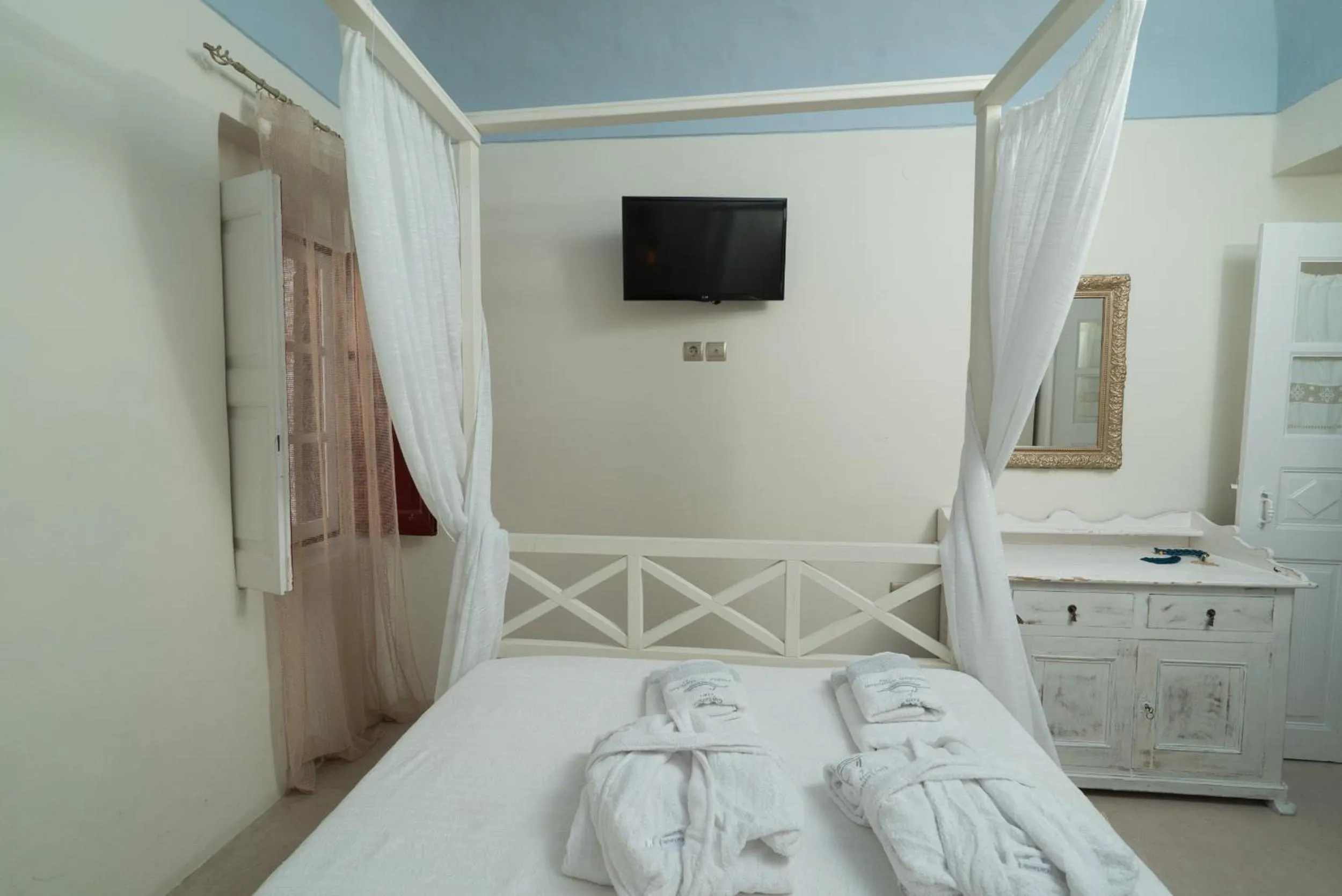 Bed in Poseidon Mansion Sunset