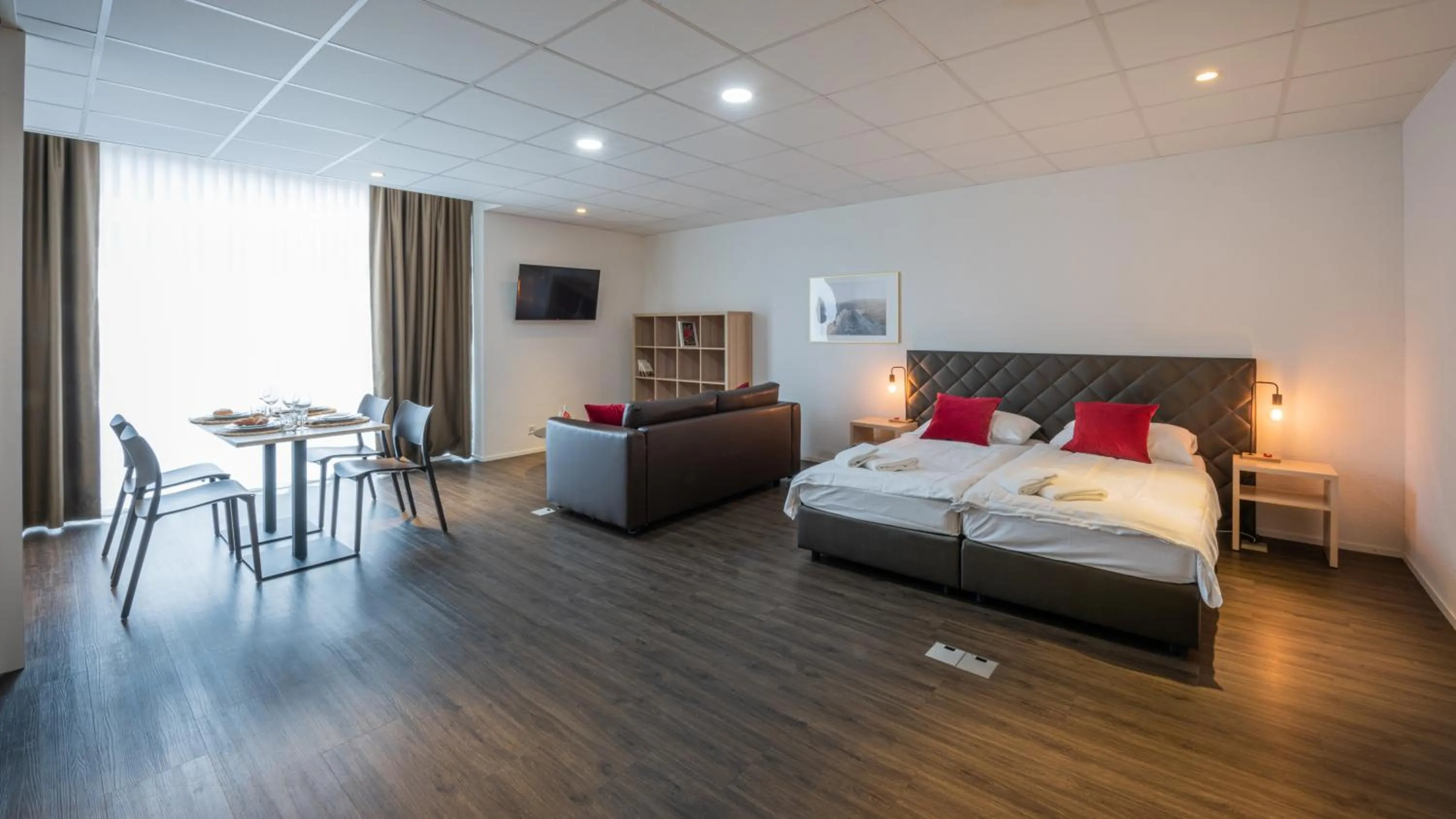 TV and multimedia, Bed in Los Lorentes Hotel Bern Airport