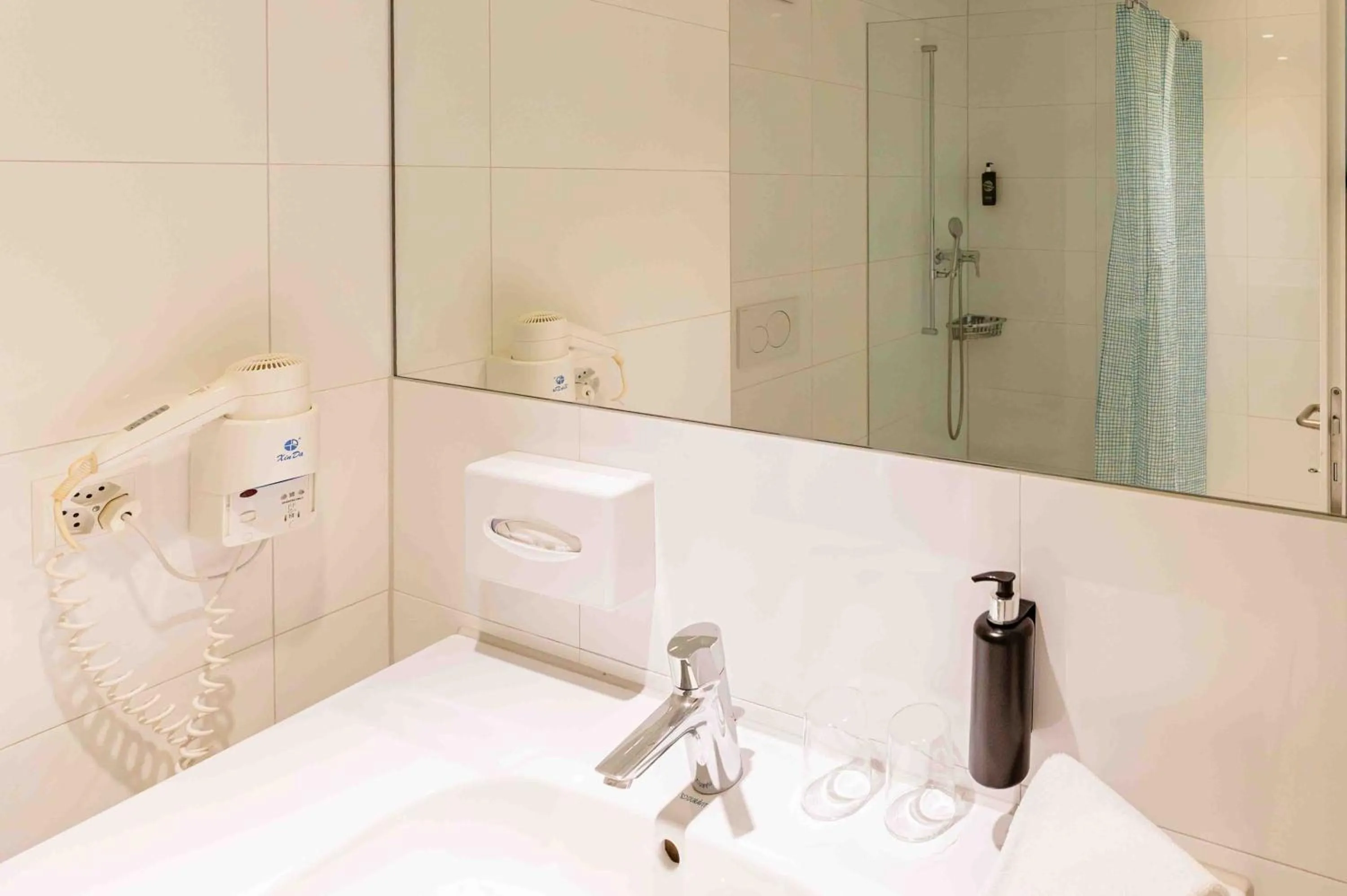 Bathroom in Los Lorentes Hotel Bern Airport