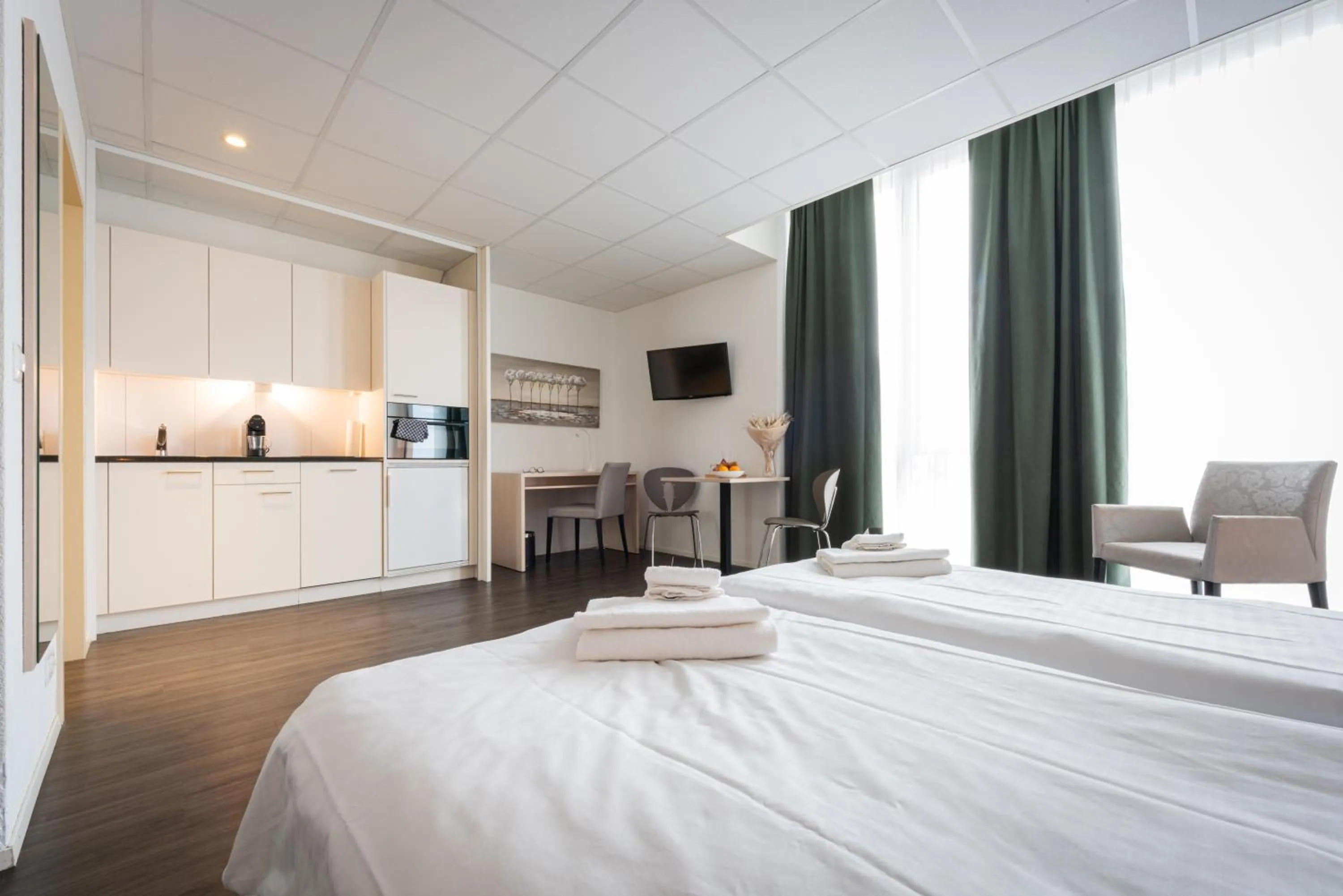 kitchen, Bed in Los Lorentes Hotel Bern Airport