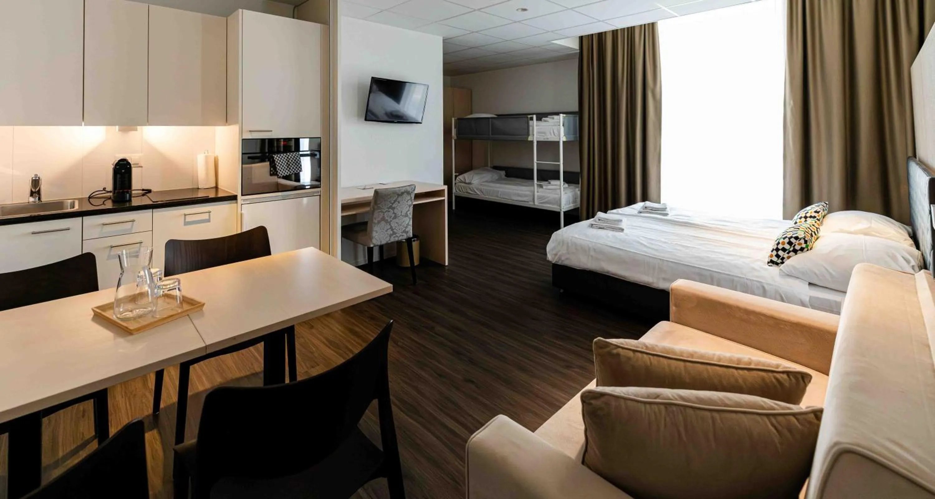 Kitchen or kitchenette, Bed in Los Lorentes Hotel Bern Airport