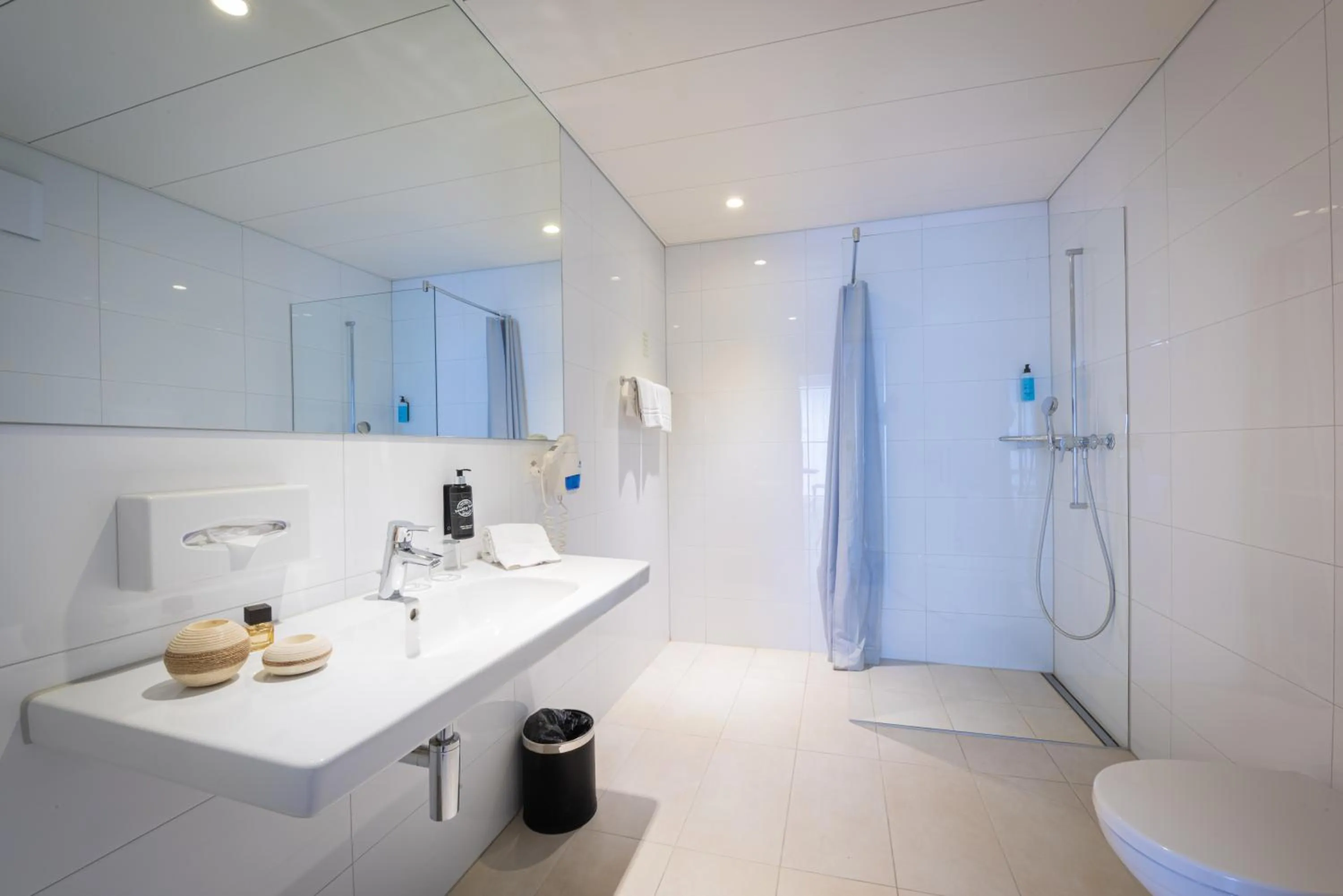 Shower in Los Lorentes Hotel Bern Airport