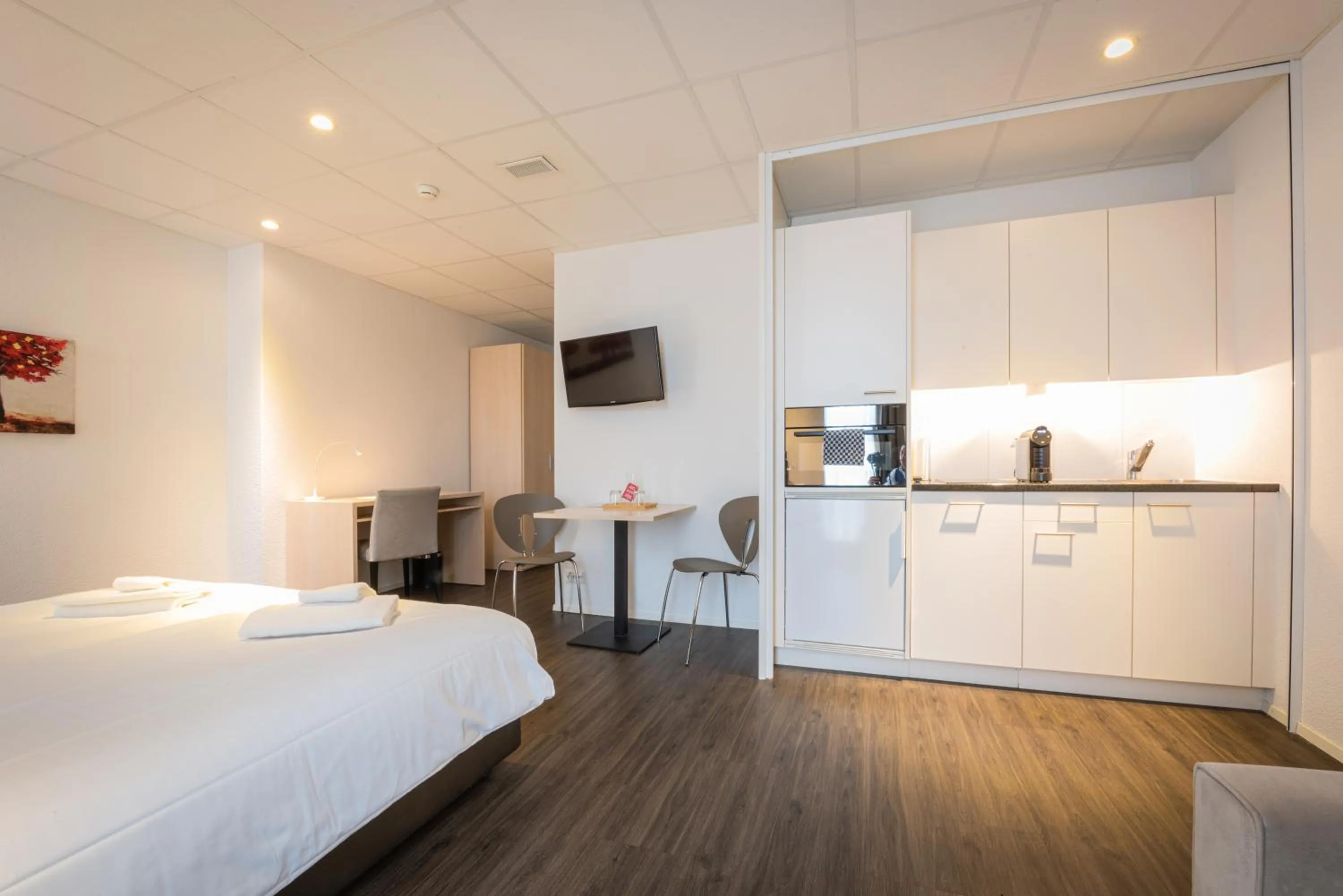 Dining area, Bed in Los Lorentes Hotel Bern Airport