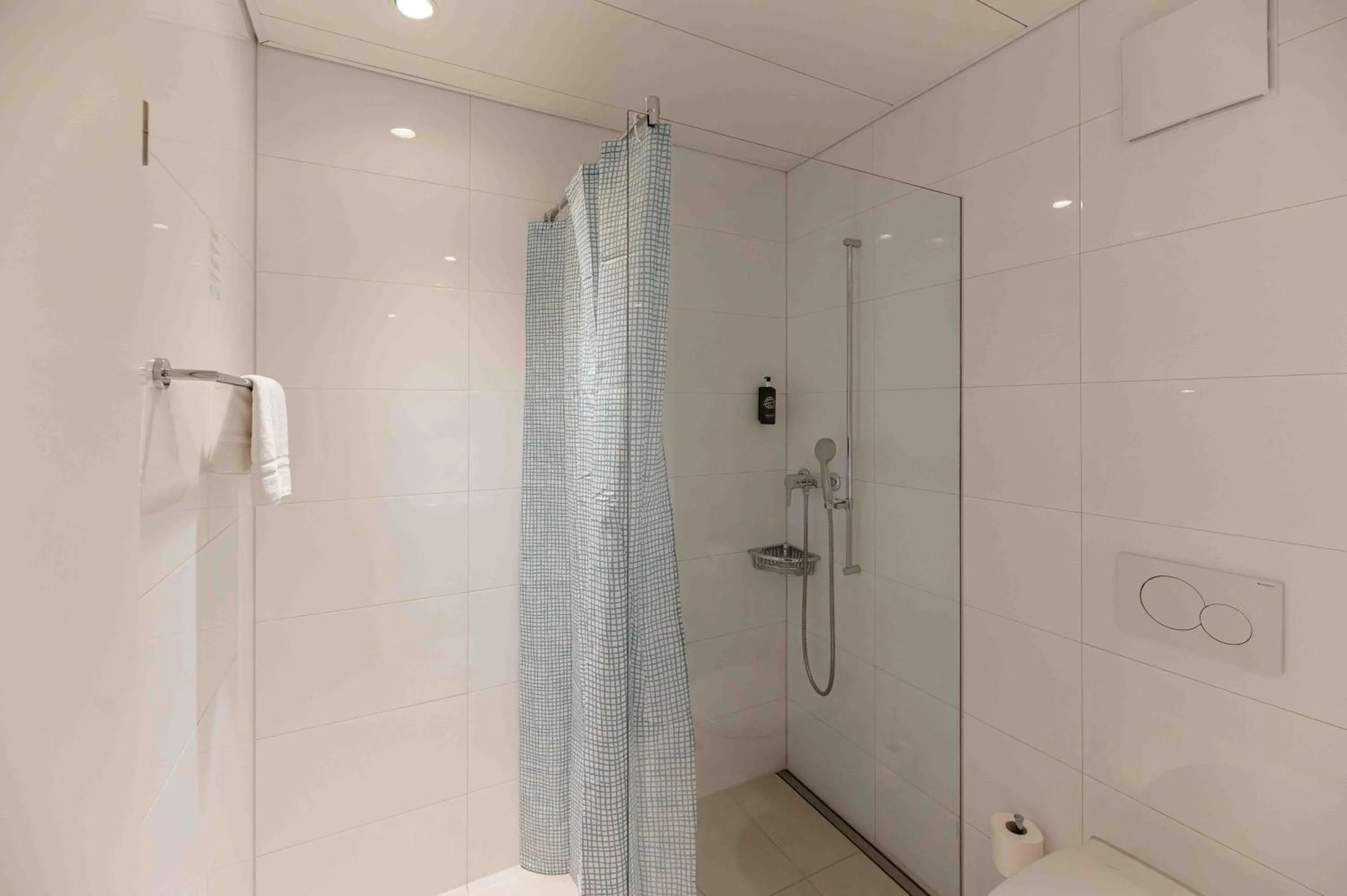 Shower in Los Lorentes Hotel Bern Airport