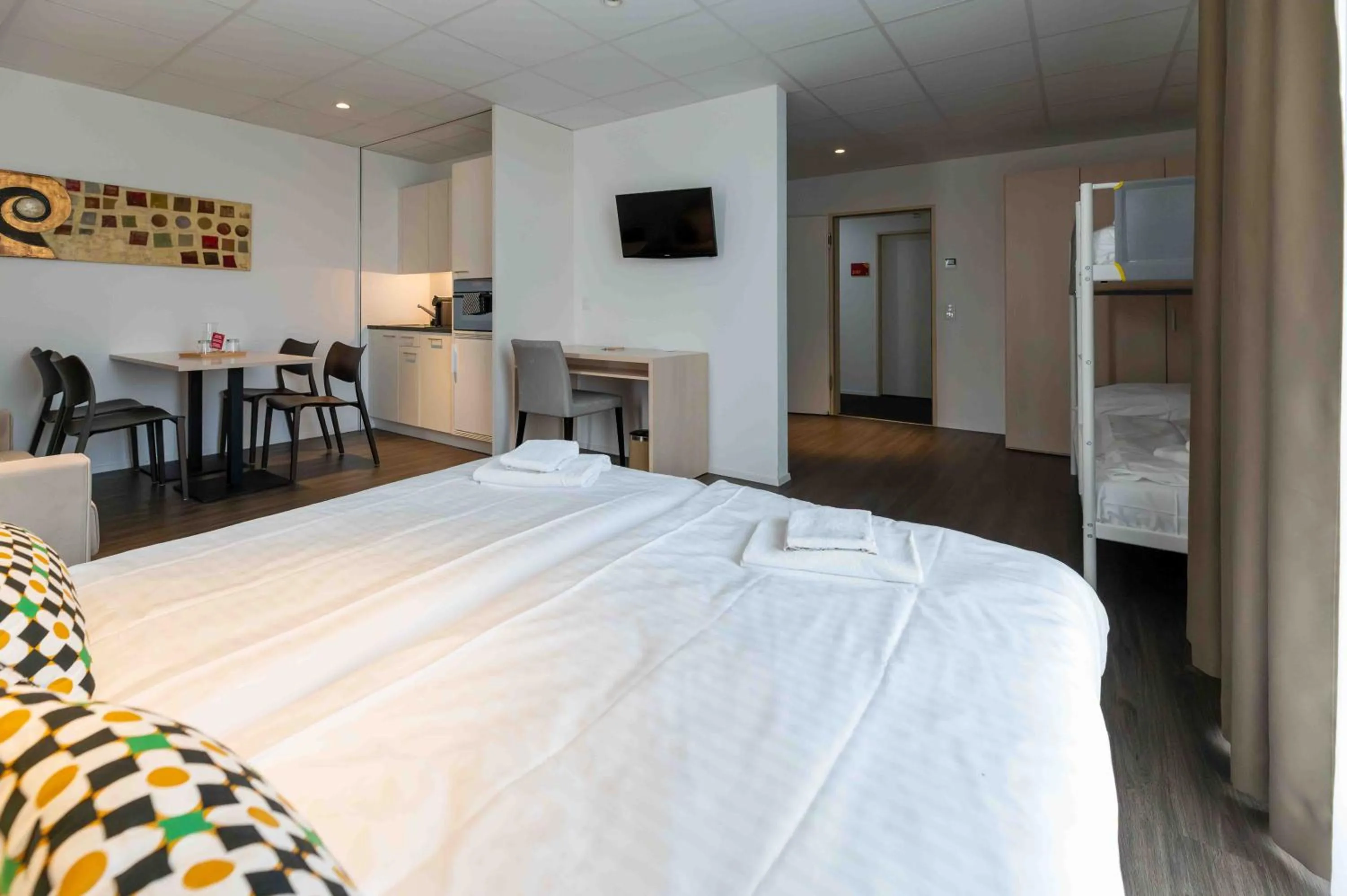 Kitchen or kitchenette, Bed in Los Lorentes Hotel Bern Airport