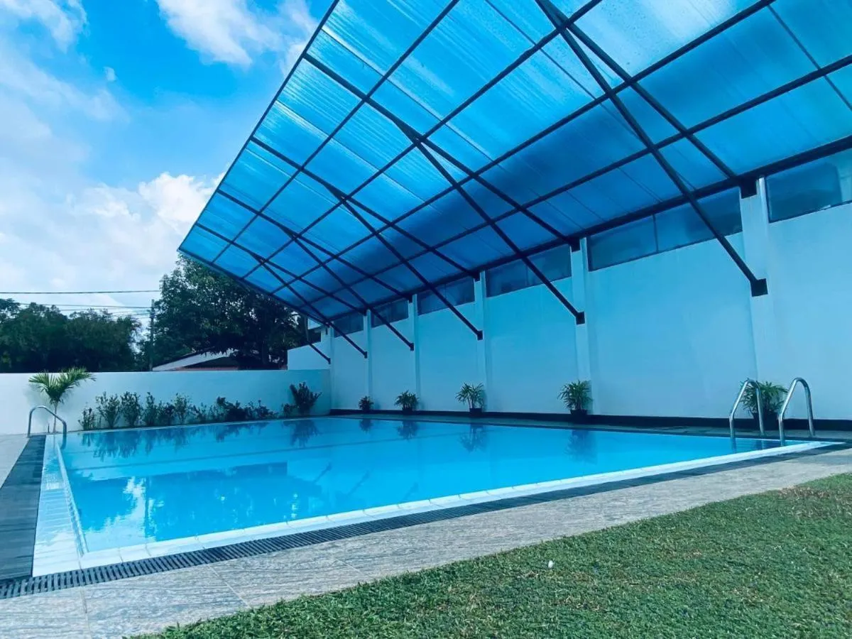 Swimming pool in Blue Spring Hotel Wadduwa