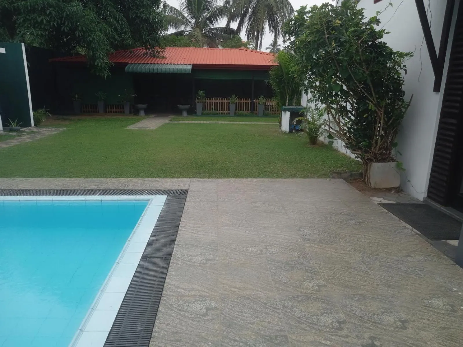 Swimming pool in Blue Spring Hotel Wadduwa