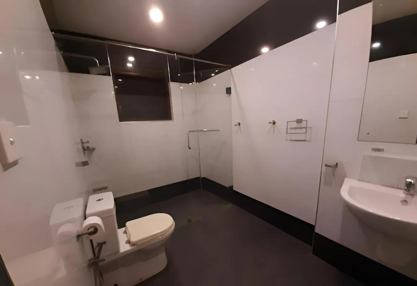 Bathroom in Blue Spring Hotel Wadduwa