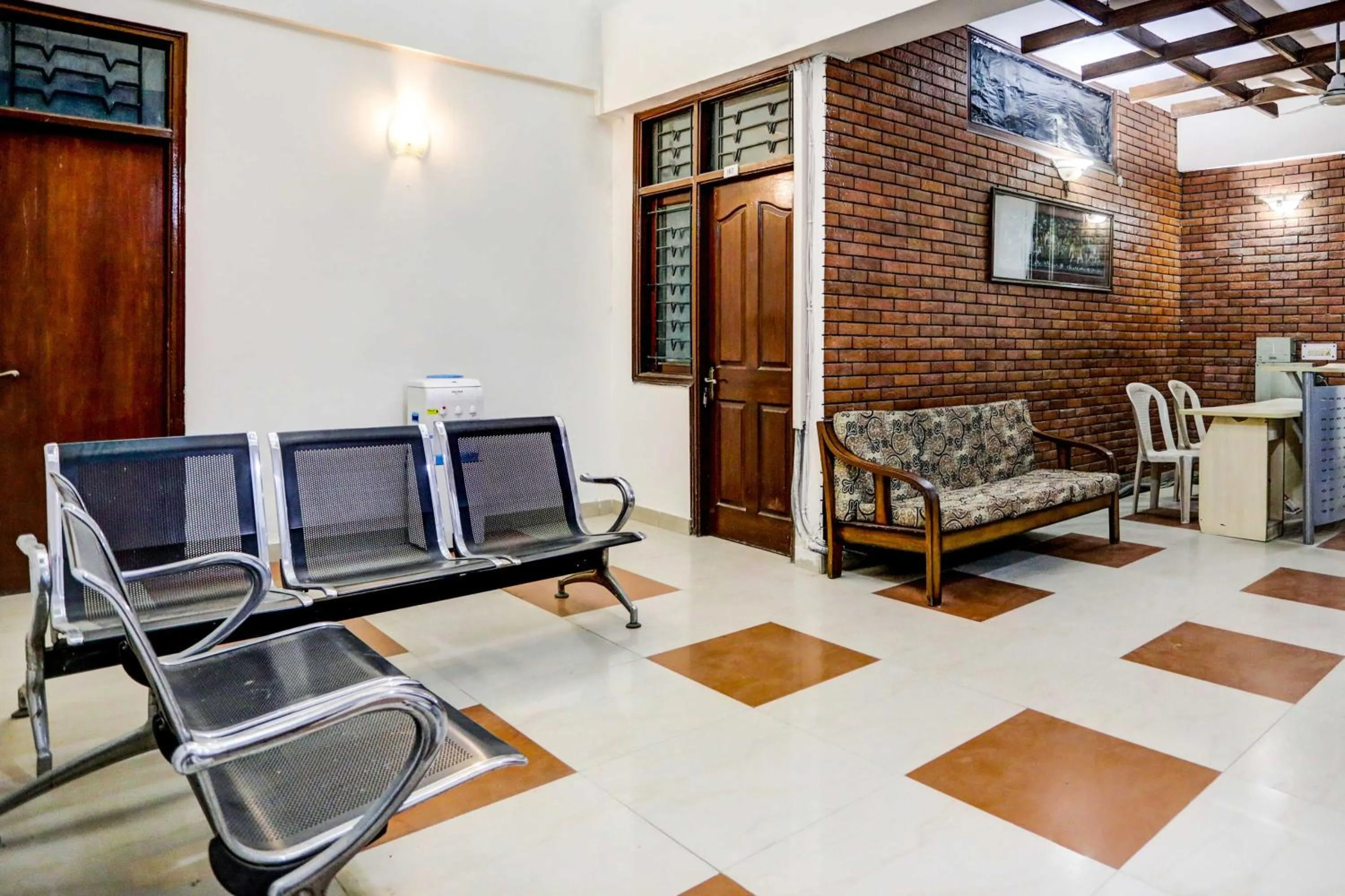 Seating area in Hotel O Sunshine Near Iskcon Temple Noida