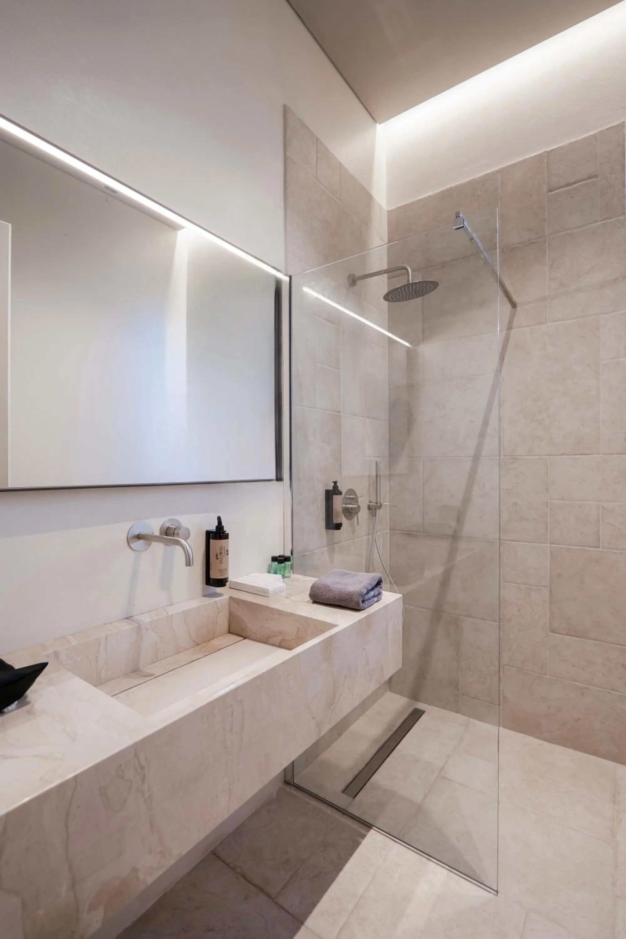 Shower in Sondor Hotel