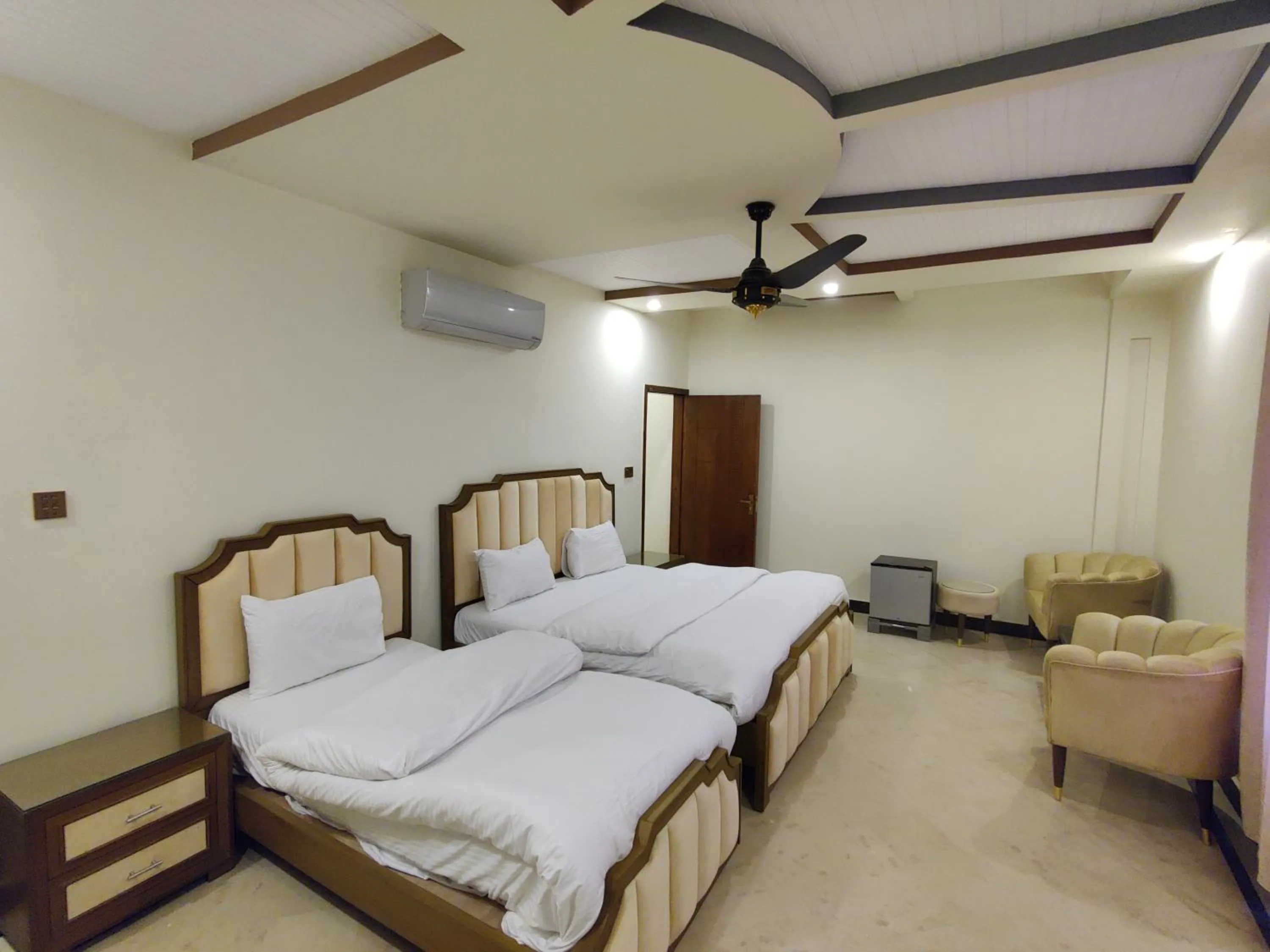 Shower, Bed in AL Fateh Hotel