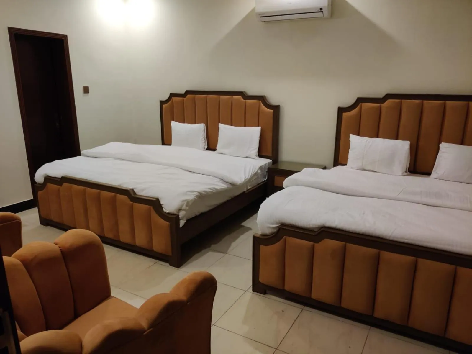 Living room, Bed in AL Fateh Hotel