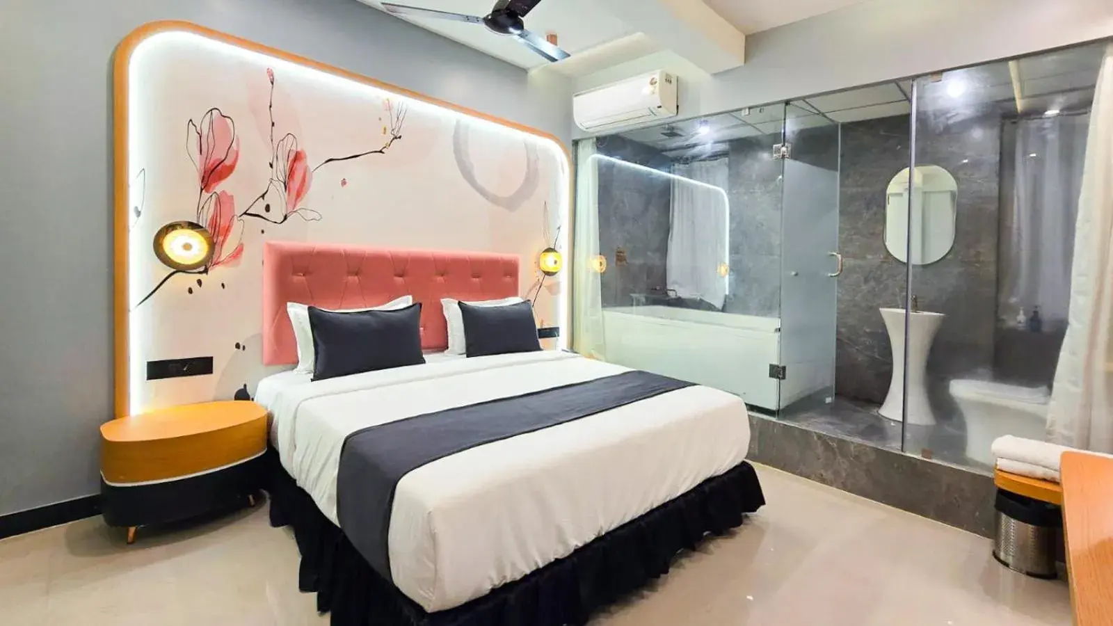 Deluxe Double Room with Bath - single occupancy in Hotel Nova Stays Deluxe Double Room with Bath - single occupancy in Hotel Nova Stays