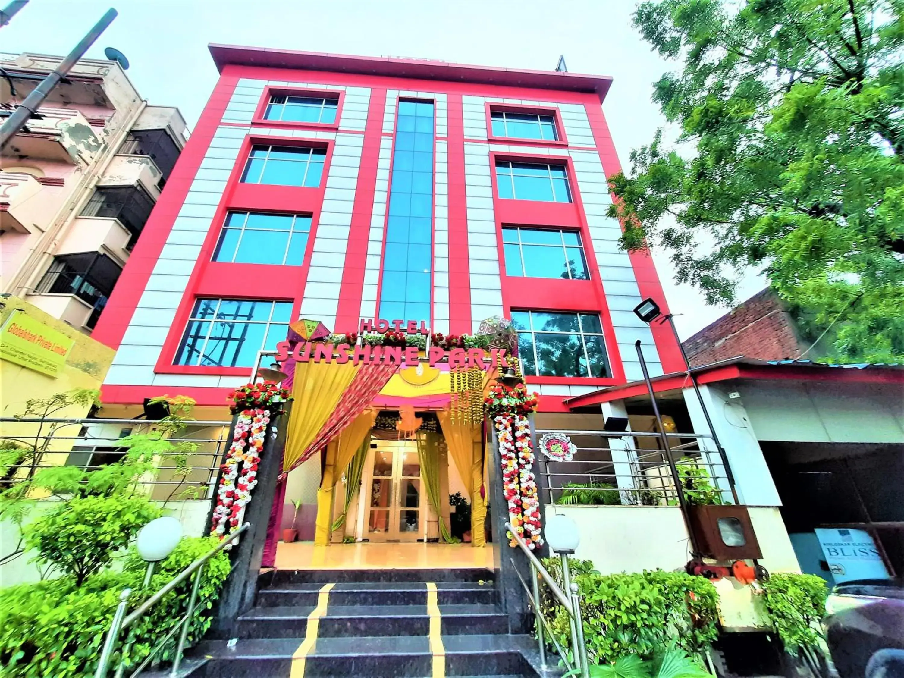 Property building in Hotel Sunshine Park -- Near Anand Vihar Railway Station Property building in Hotel Sunshine Park -- Near Anand Vihar Railway Station