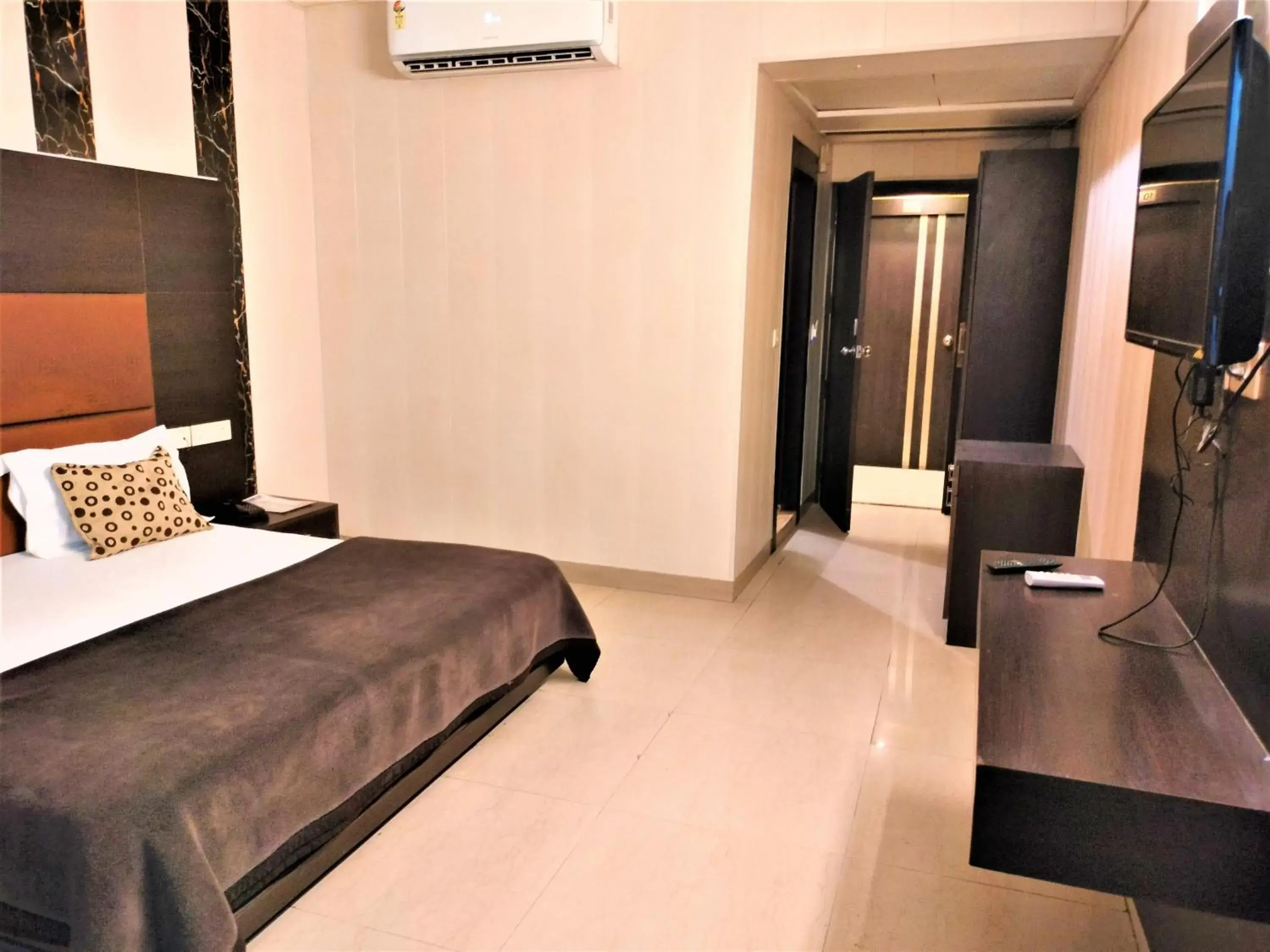 Bed in Hotel Sunshine Park -- Near Anand Vihar Railway Station Bed in Hotel Sunshine Park -- Near Anand Vihar Railway Station