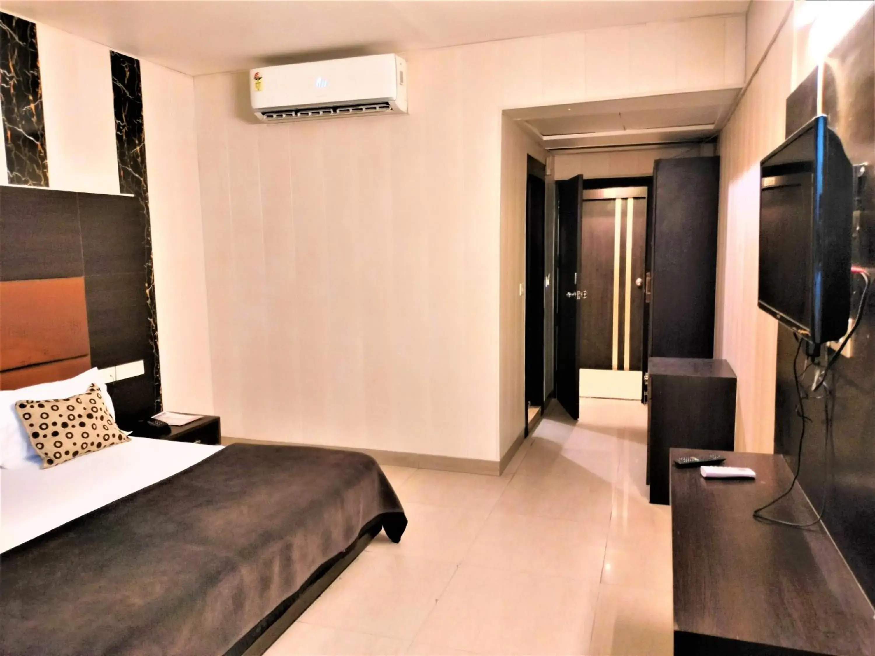 Communal lounge/ TV room in Hotel Sunshine Park -- Near Anand Vihar Railway Station Communal lounge/ TV room in Hotel Sunshine Park -- Near Anand Vihar Railway Station