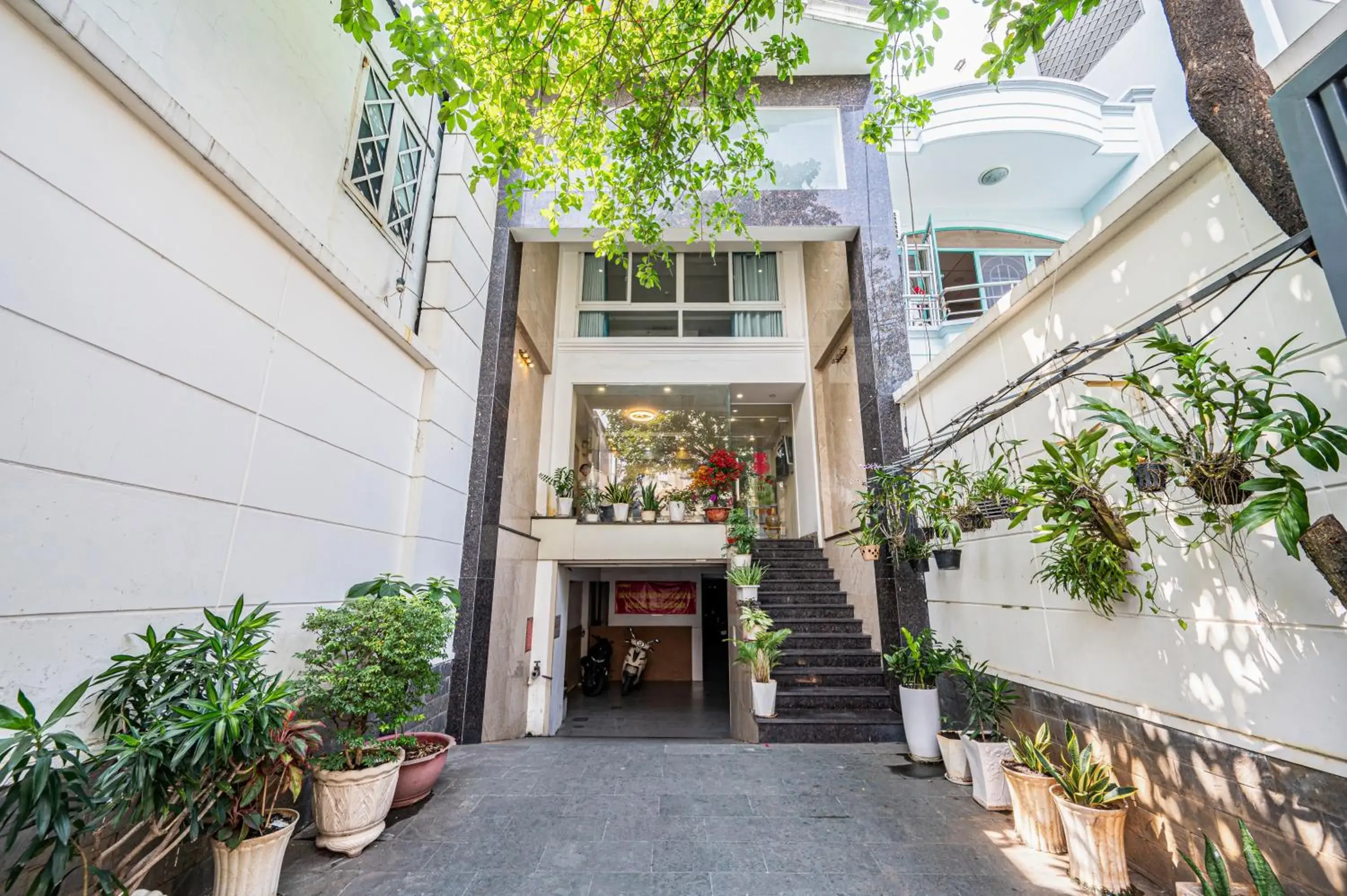 Facade/entrance in Cozrum - Love Hotel Trần Bình Trọng Facade/entrance in Cozrum - Love Hotel Trần Bình Trọng