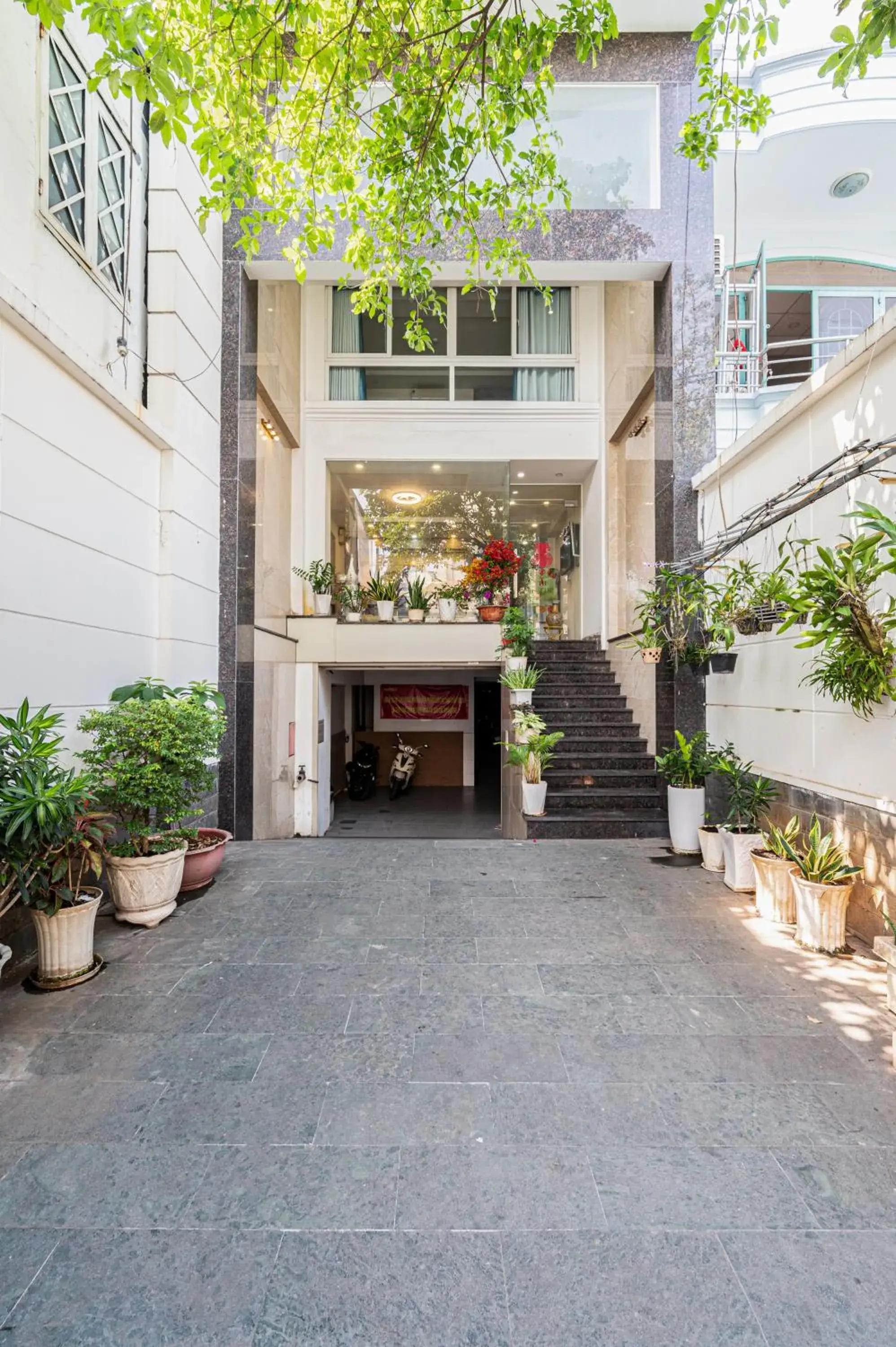 Property building in Cozrum - Love Hotel Trần Bình Trọng Property building in Cozrum - Love Hotel Trần Bình Trọng