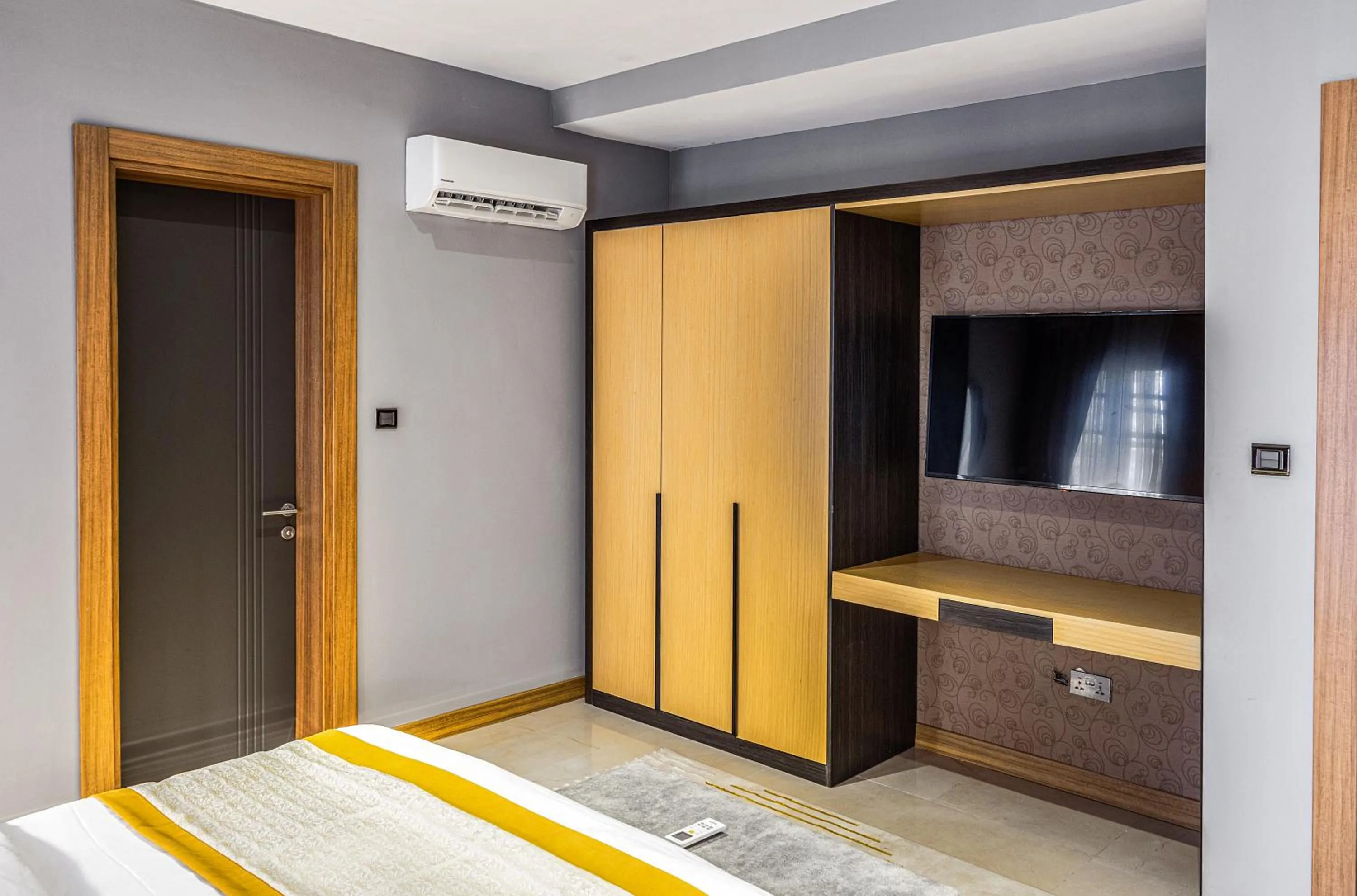 Bedroom, Bed in Yellow Trumpet Wuse 2