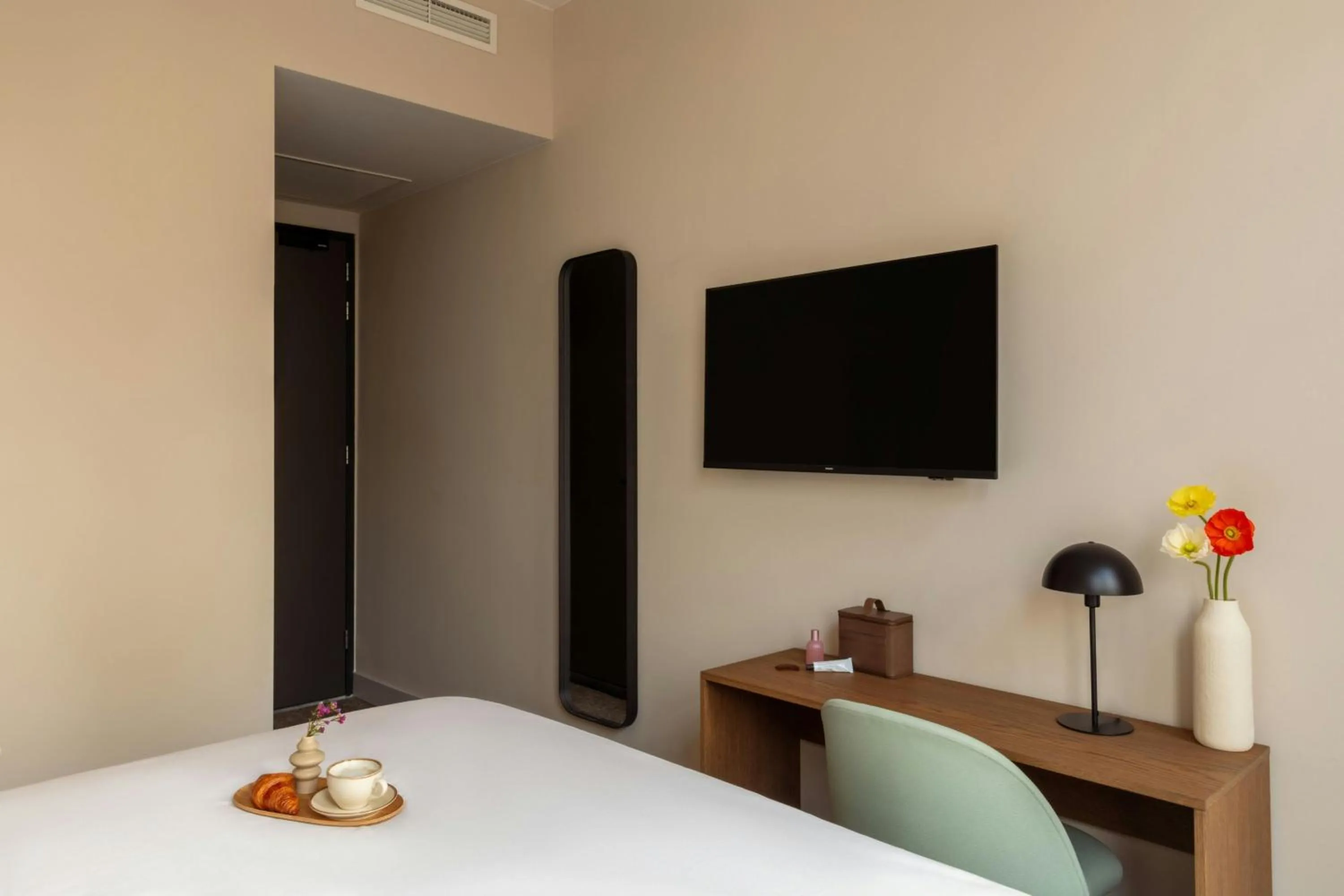 Photo of the whole room, Bed in Hotel Middelland Rotterdam