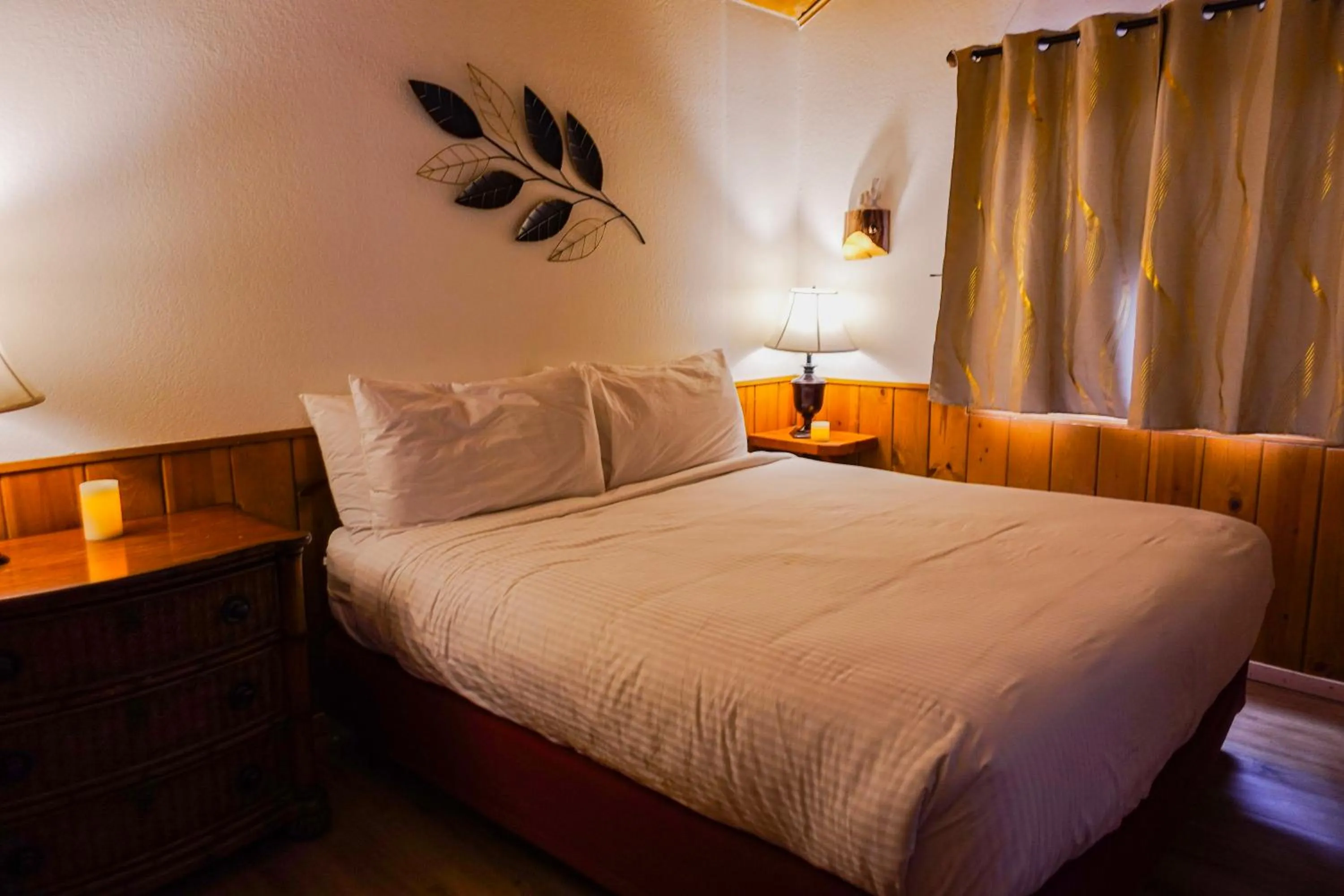 Bed in Sleepy Hollow Cabins and Hotel