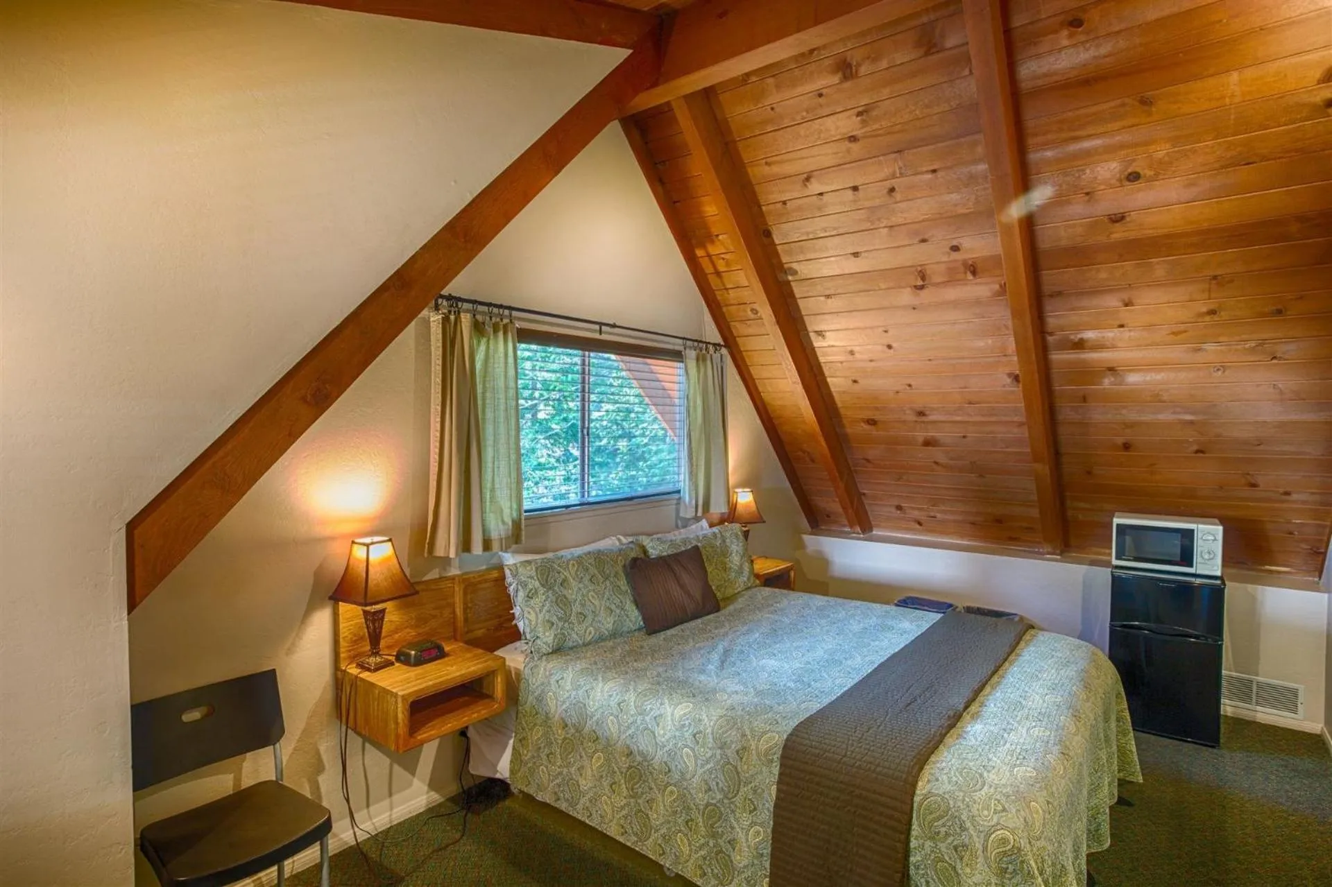 Bed in Sleepy Hollow Cabins and Hotel