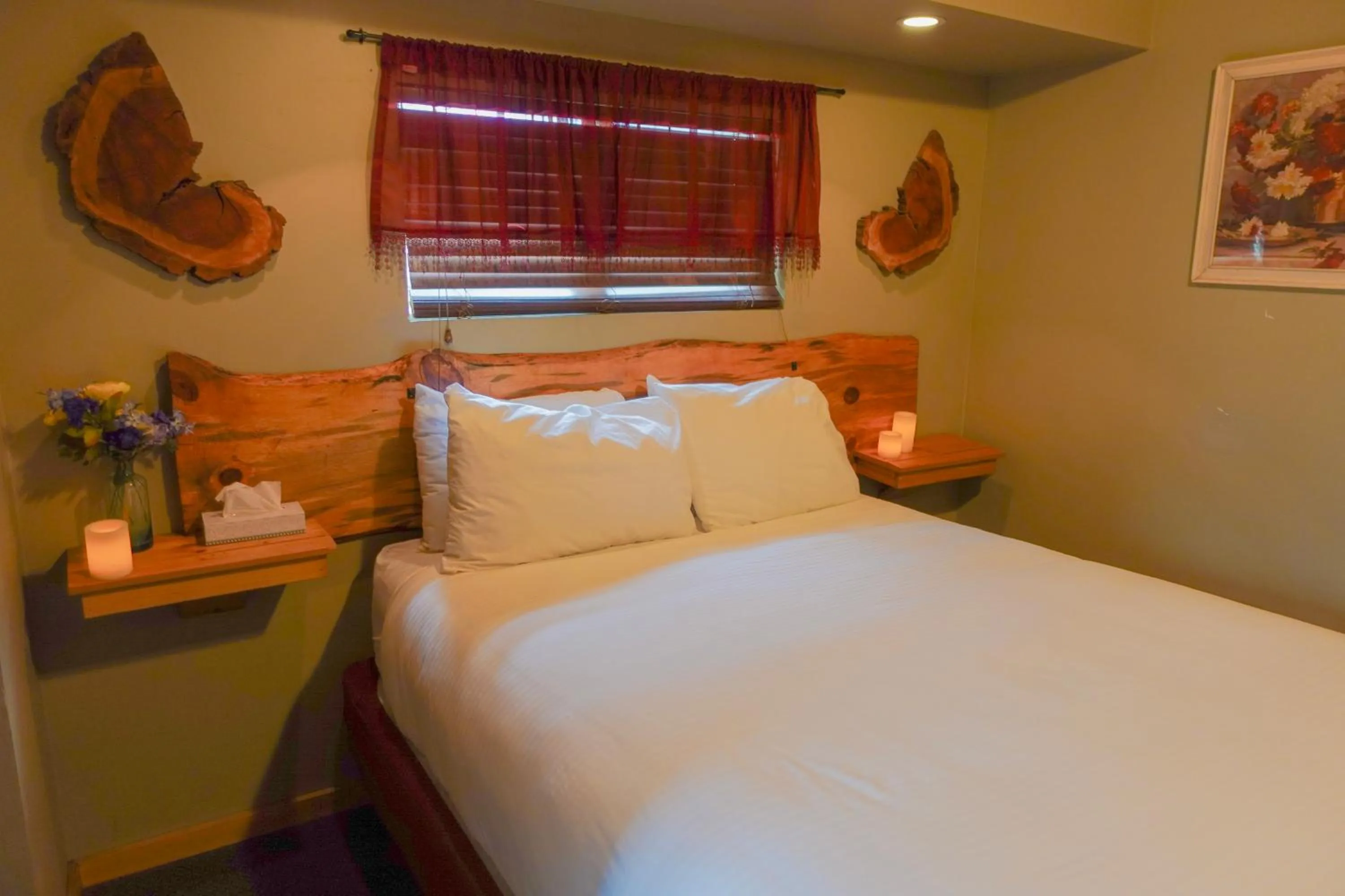 Bed in Sleepy Hollow Cabins and Hotel