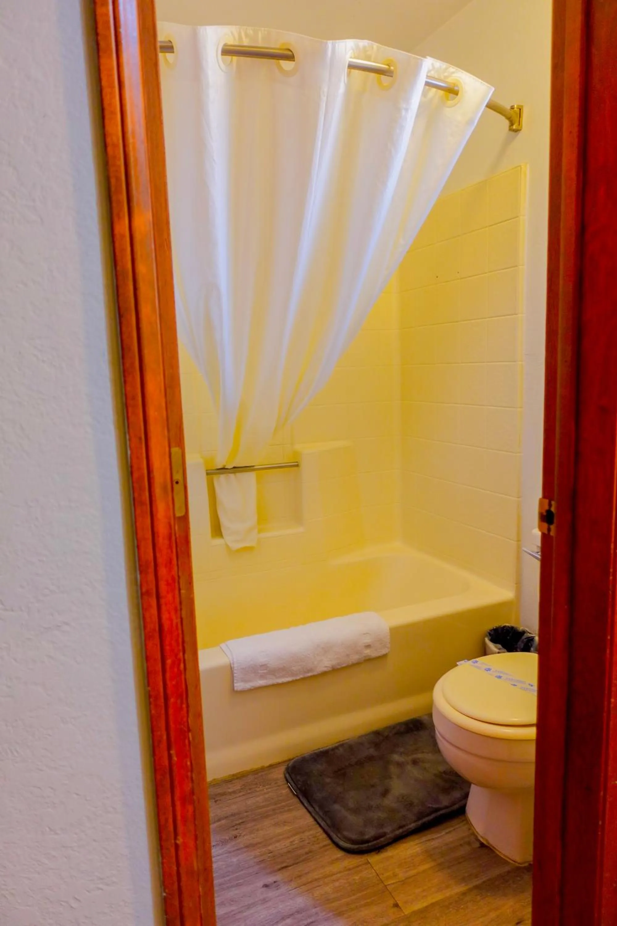 Bathroom in Sleepy Hollow Cabins and Hotel