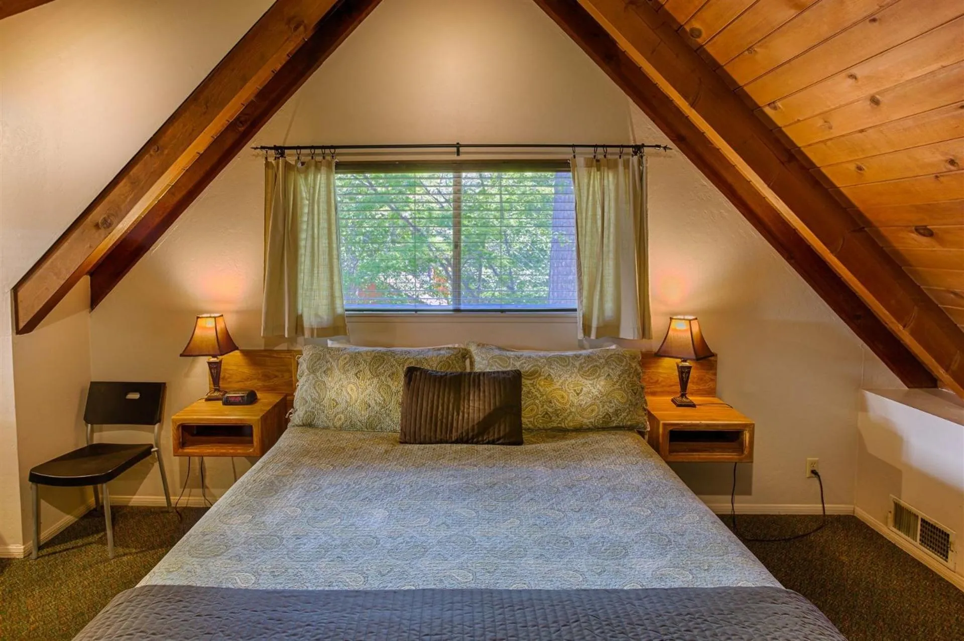 Bed in Sleepy Hollow Cabins and Hotel