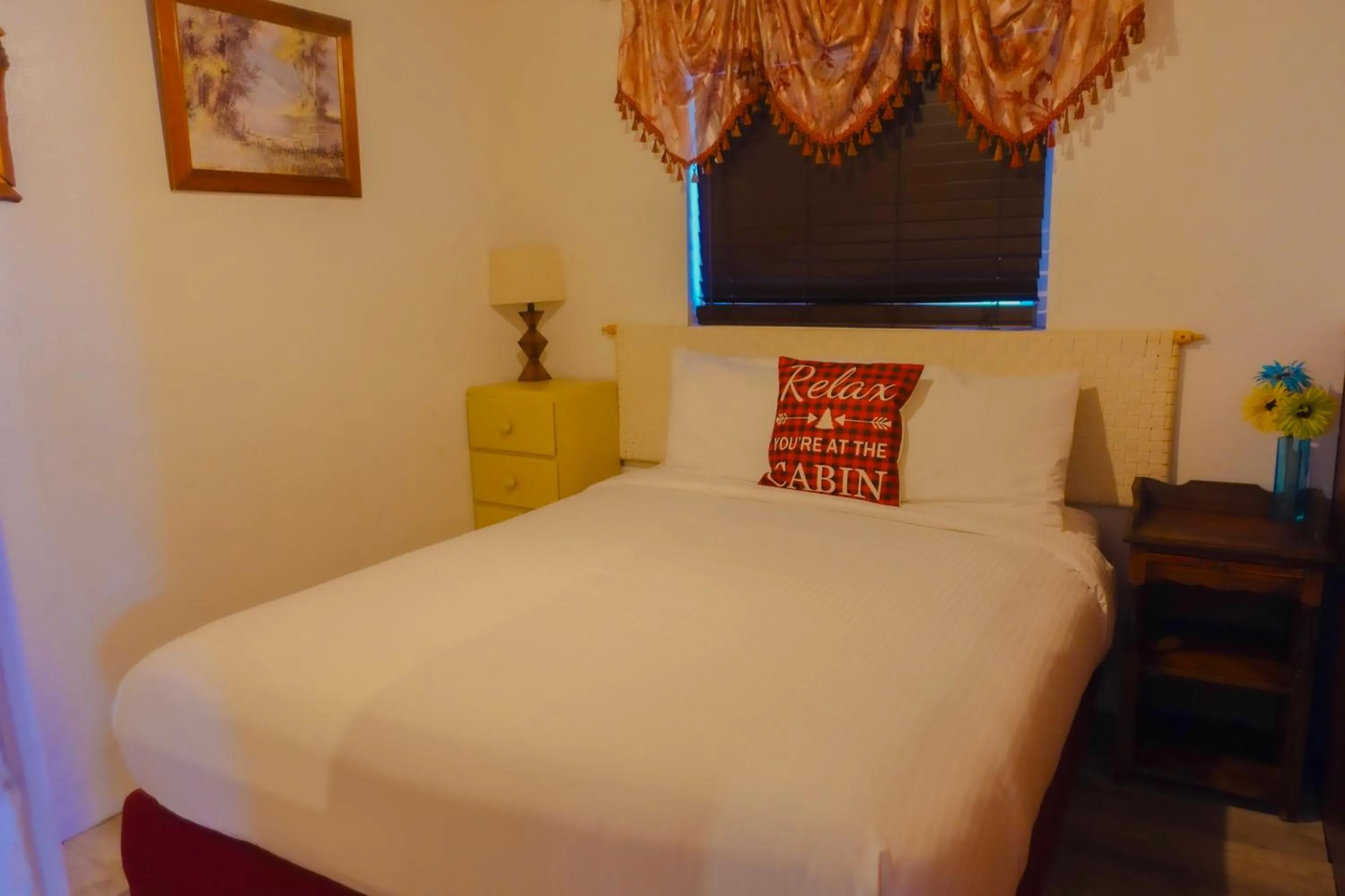 Bed in Sleepy Hollow Cabins and Hotel