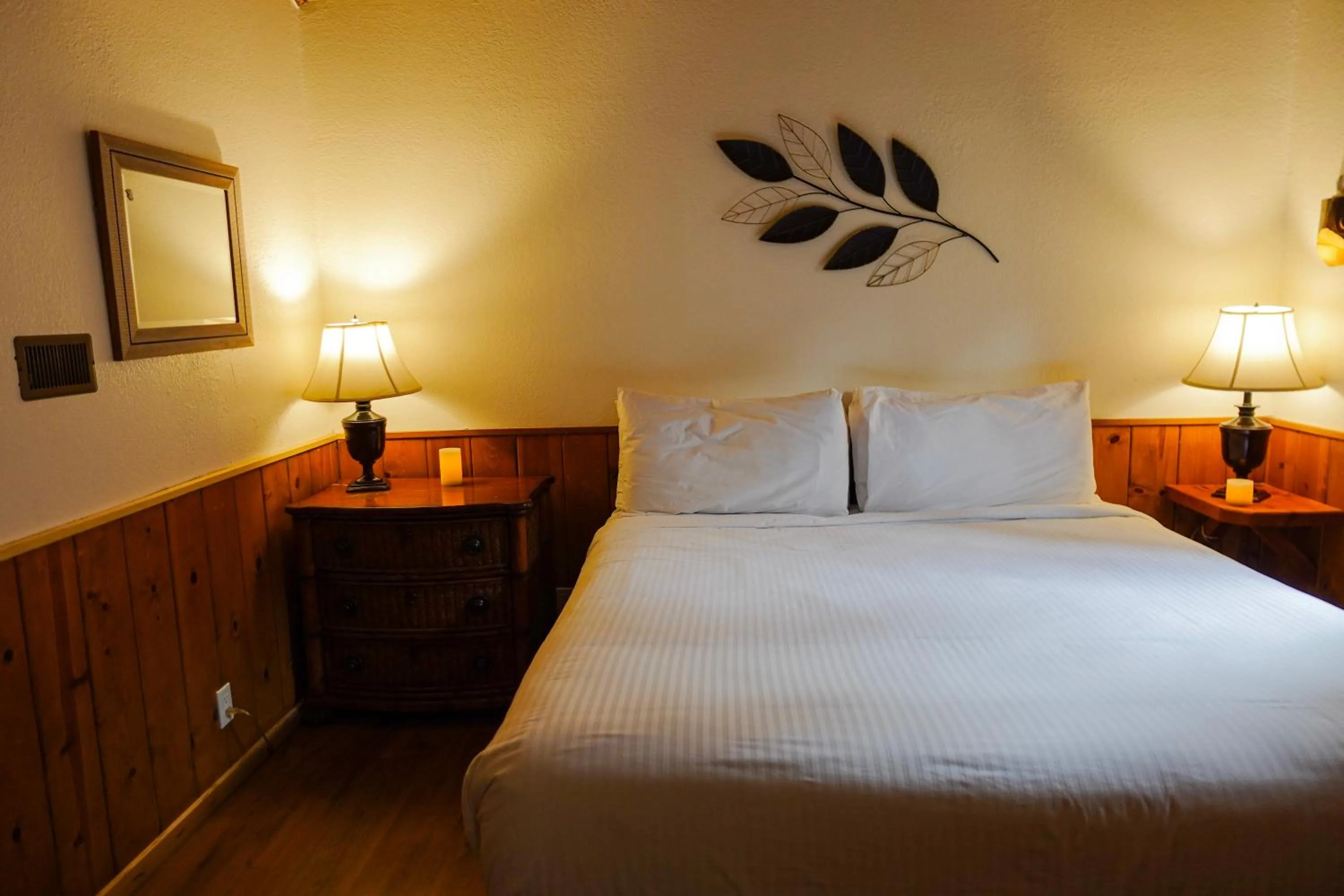 Bed in Sleepy Hollow Cabins and Hotel