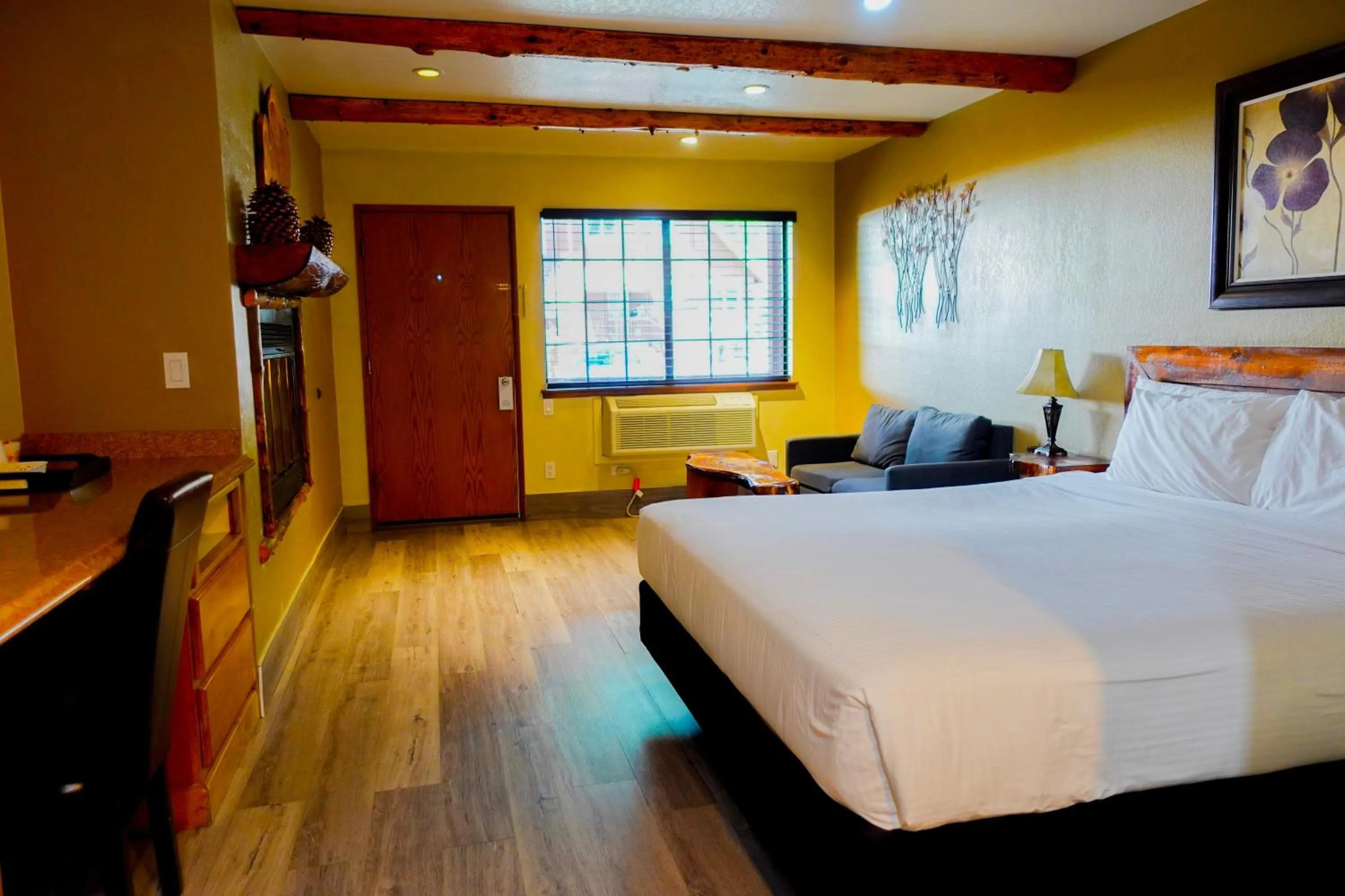 Photo of the whole room, Bed in Sleepy Hollow Cabins and Hotel