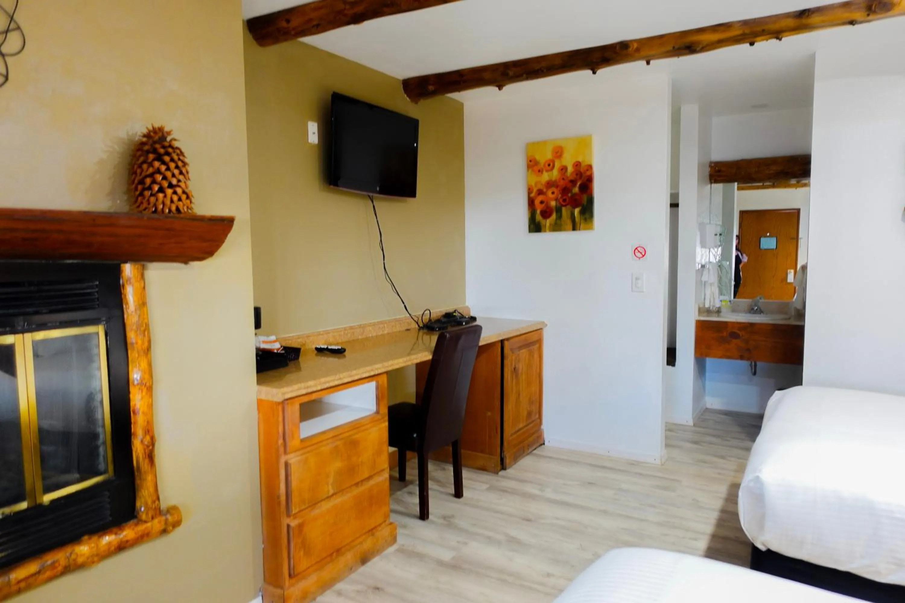 Photo of the whole room in Sleepy Hollow Cabins and Hotel