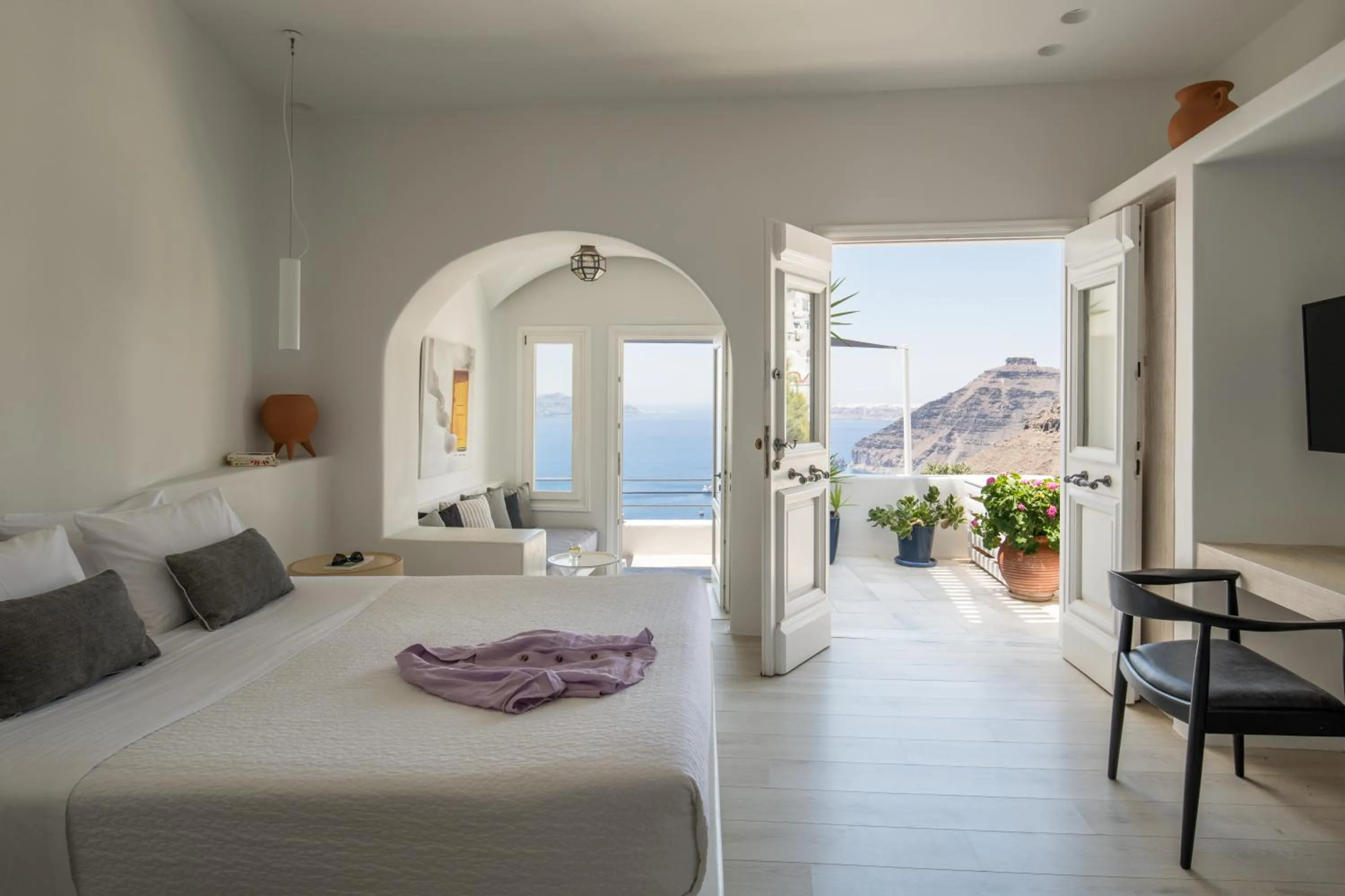 View (from property/room), Bed in Porto Fira Suites