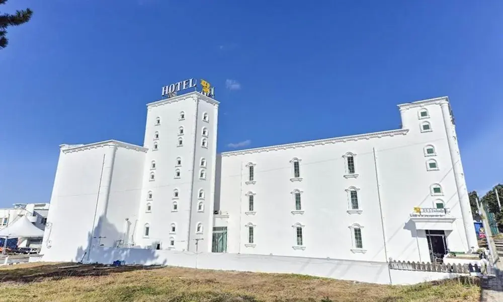 Property building in Taean Manripo Feel Hotel Property building in Taean Manripo Feel Hotel